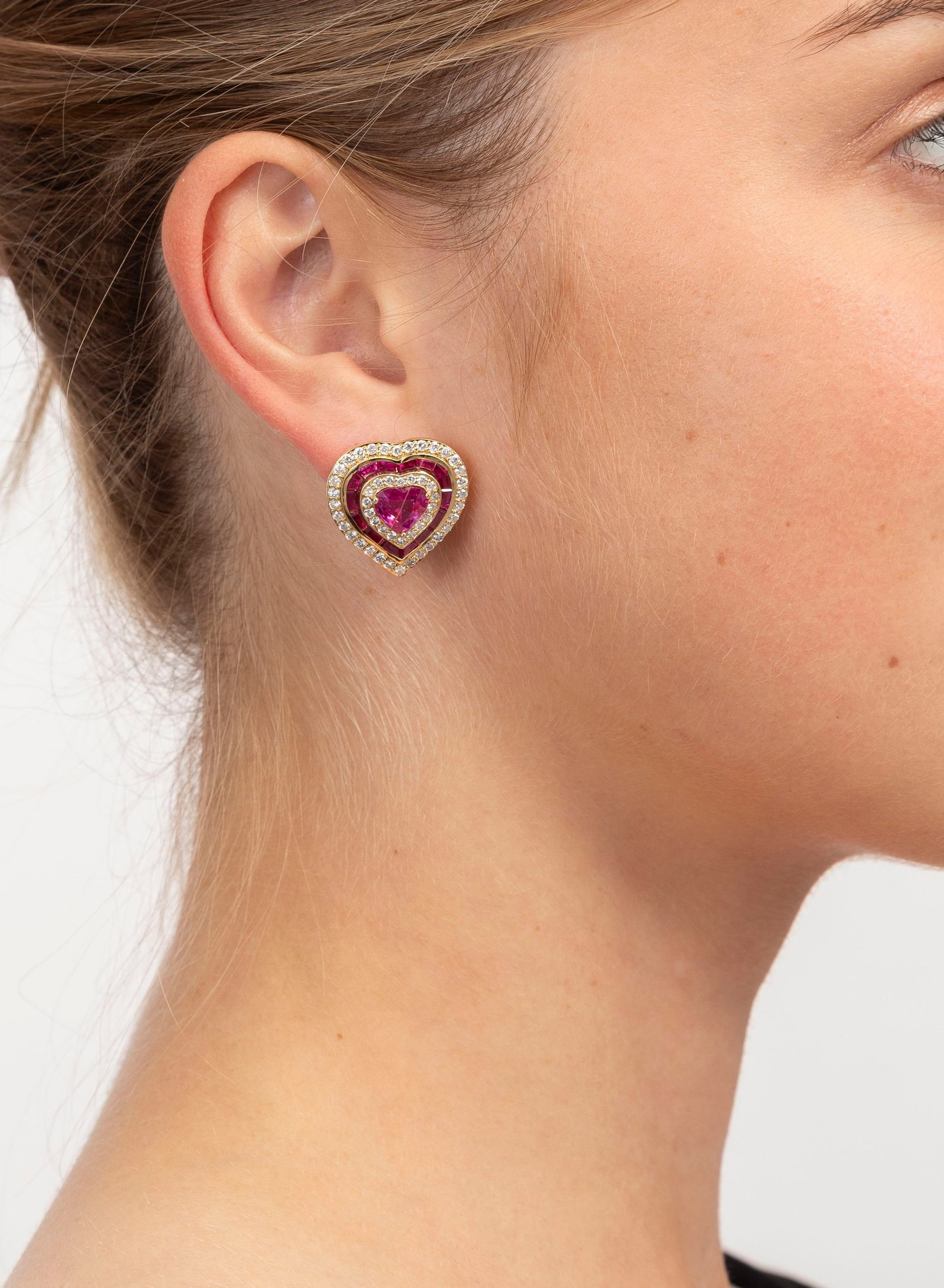 Paire de boucles d'oreilles or 750 serties de deux rubis du Mozambique taille cœur (env. 2 cara - 5