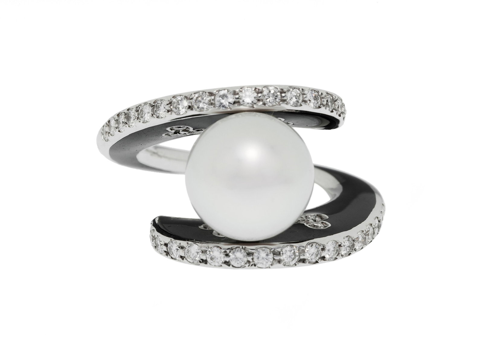 Bague or gris 750 et résine noire sertie de diamants taille brillant et centrant une perle de c (1 of 5)