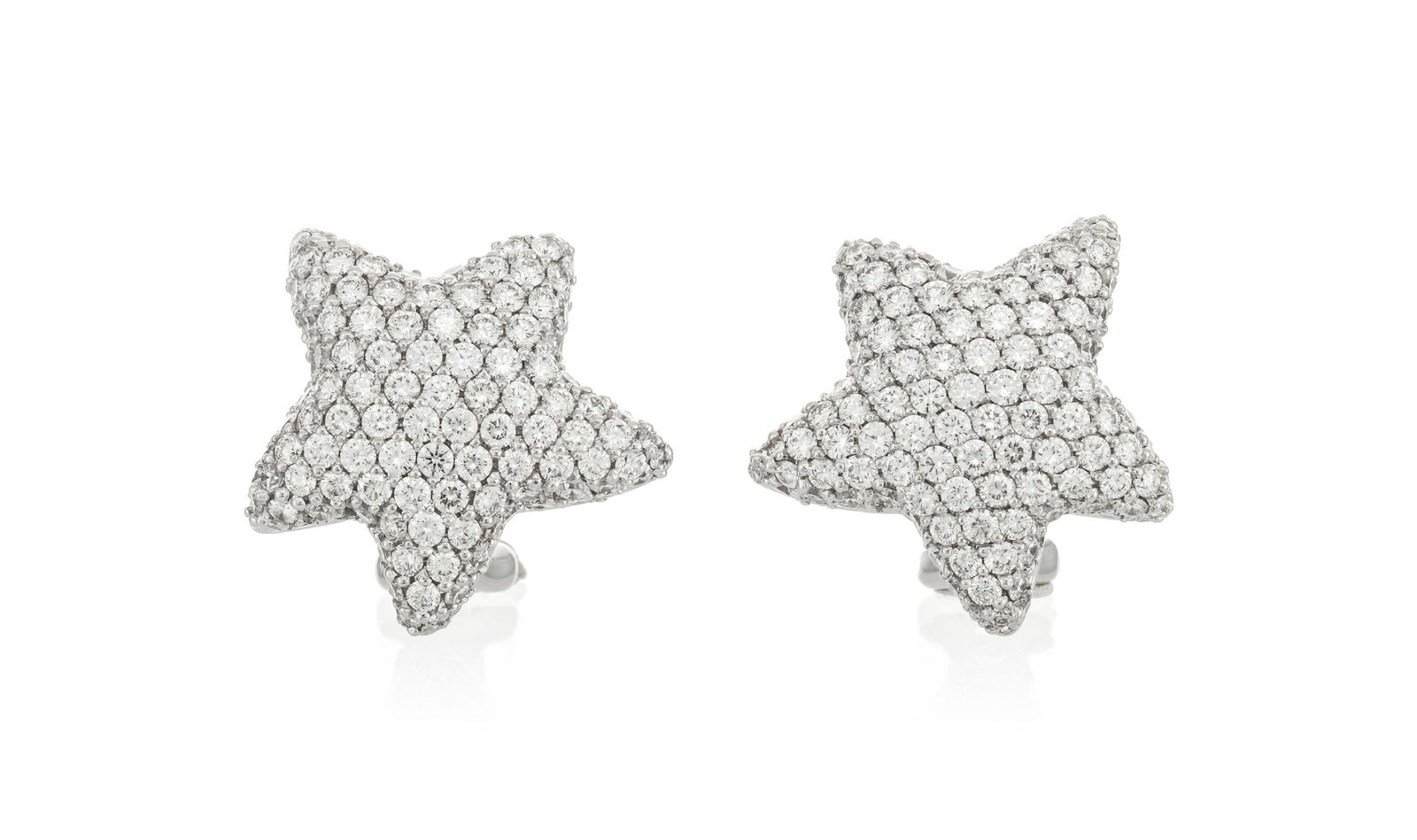 Breuning, paire de boucles d'oreilles étoiles or gris 750 pavées de diamants taille brilla: Breuning, paire de boucles d'oreilles étoiles or gris 750 pavées de diamants taille brillant, h. 1.9 cm, 12g Condition Très bon état de conservation général.