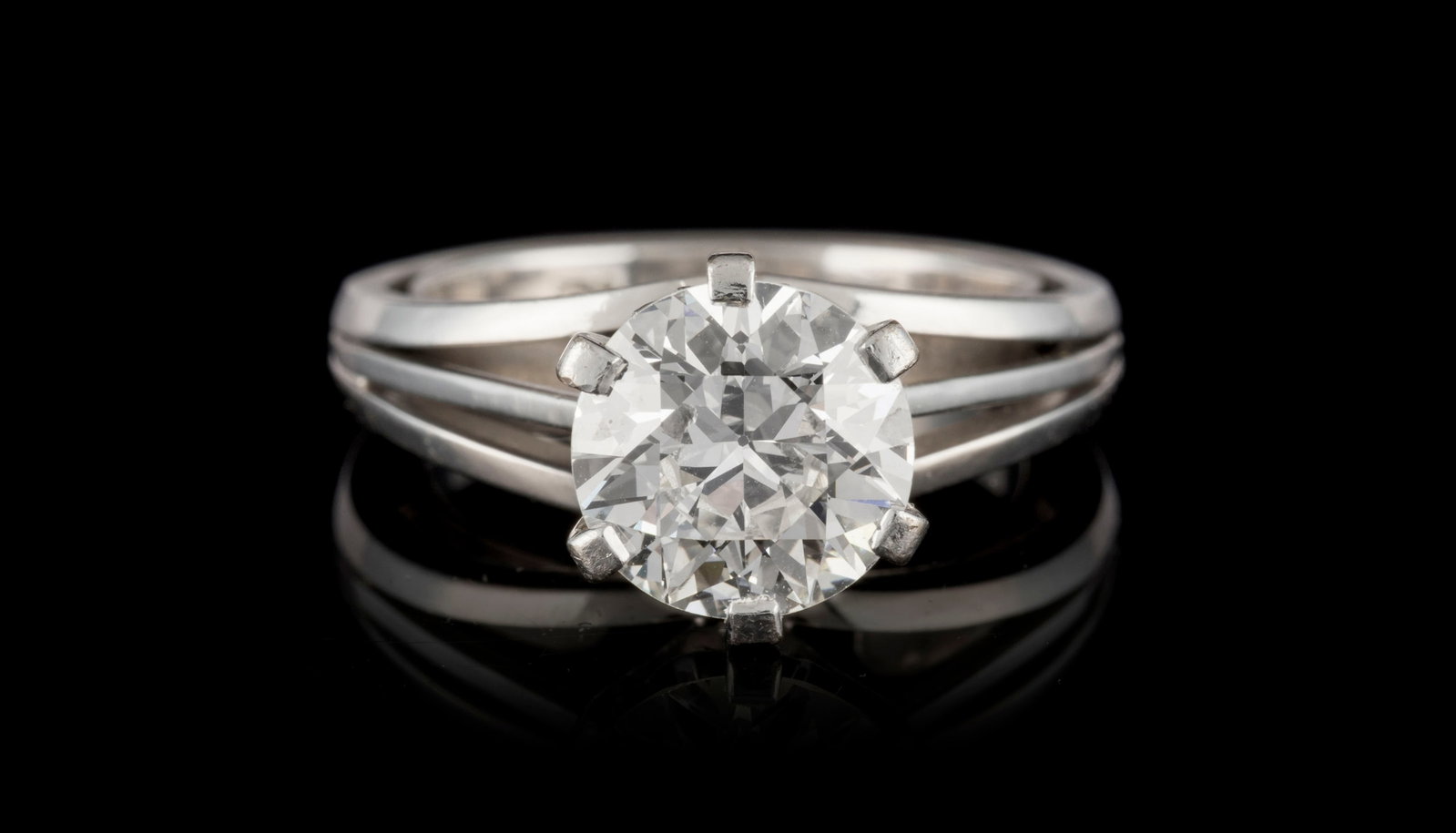 Solitaire or gris 750 serti d'un diamant taille brillant (env. 2.1 cts), doigt environ 52-12, 5g: Solitaire or gris 750 serti d'un diamant taille brillant (env. 2.1 cts), doigt environ 52-12, 5g Condition Bon état de conservation général. Présence de rayures et micro rayures