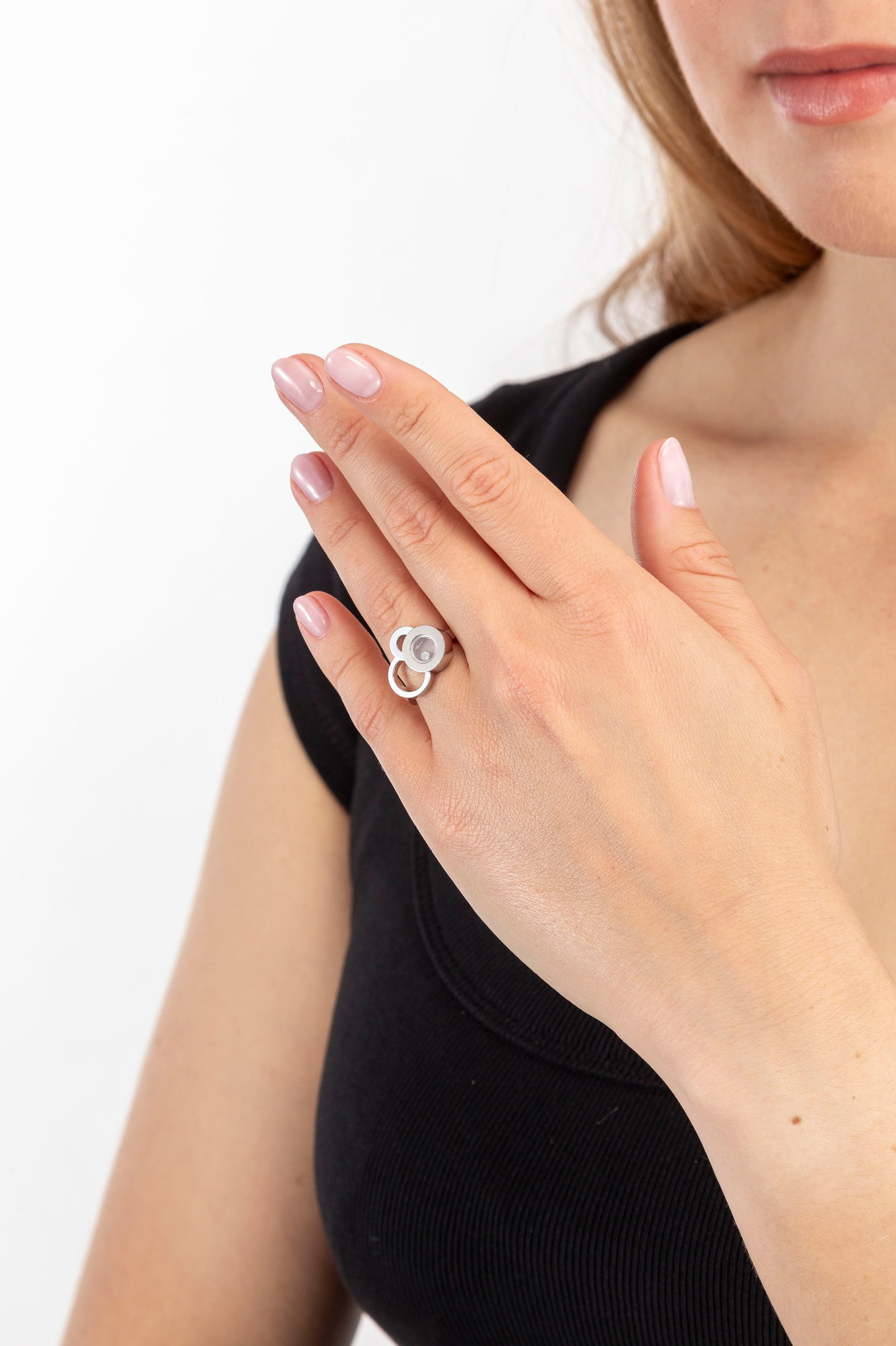 Chopard, Happy Diamond, bague or gris 750 ajouré et ornée d'un diamant mobile entre deux p - 4
