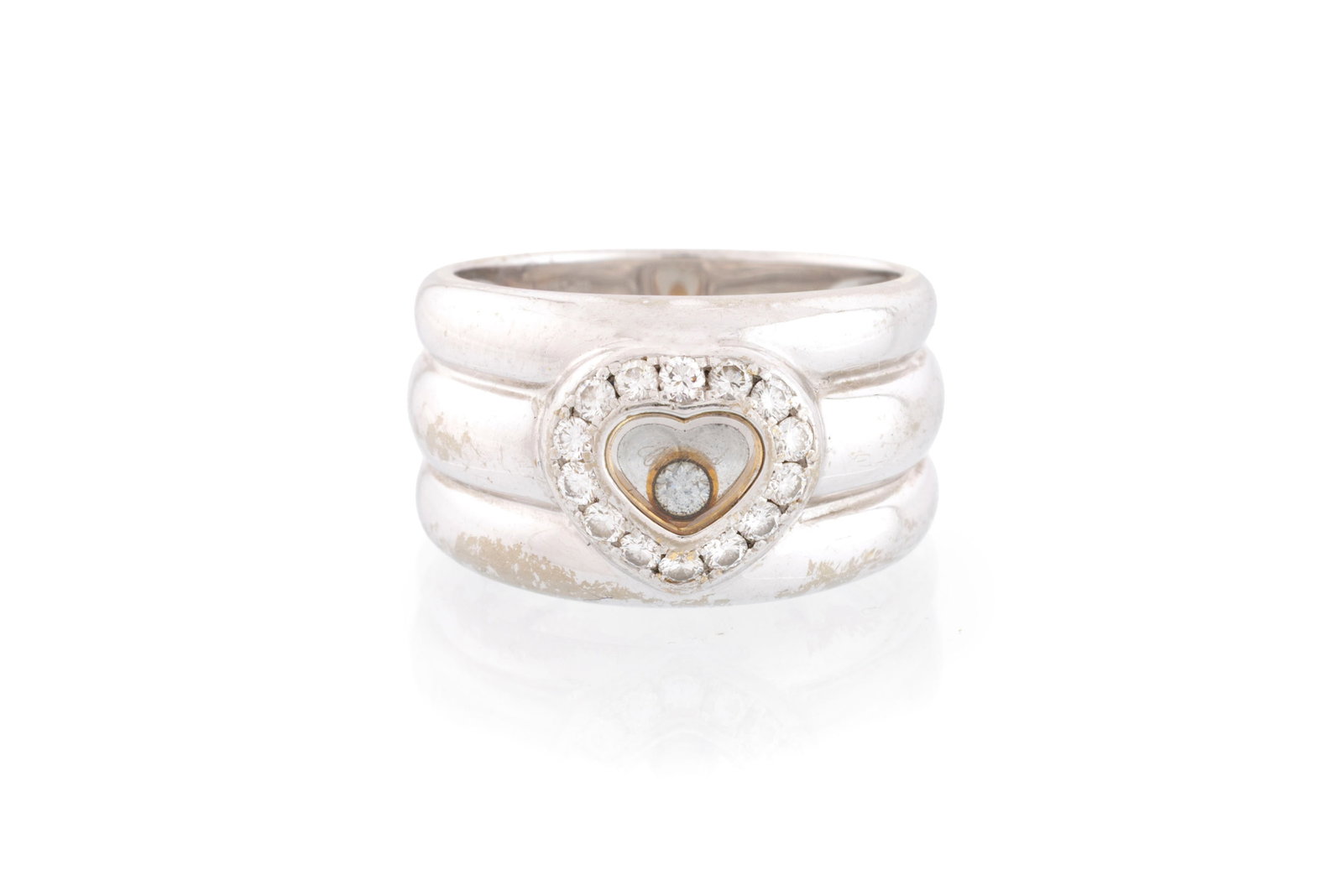 Chopard, Happy Diamonds, bague cœur or gris 750 godronné sertie de diamants taille brillan: Chopard, Happy Diamonds, bague cœur or gris 750 godronné sertie de diamants taille brillant dont un mobile entre deux plaques de verre, signée, numérotée, doigt 54-14, 12g