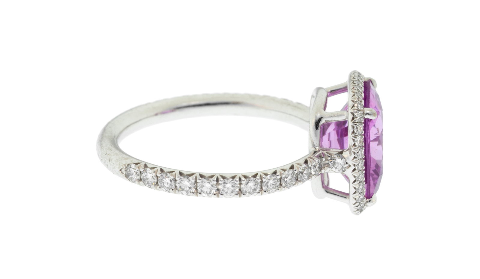 Bague or gris 750 sertie d'un saphir rose taille coussin entouré de diamants taille brillant, d - 2