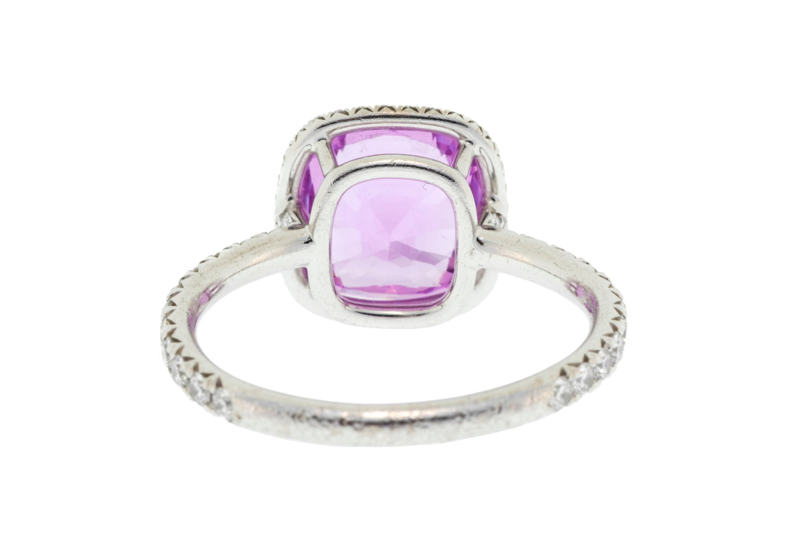 Bague or gris 750 sertie d'un saphir rose taille coussin entouré de diamants taille brillant, d - 3