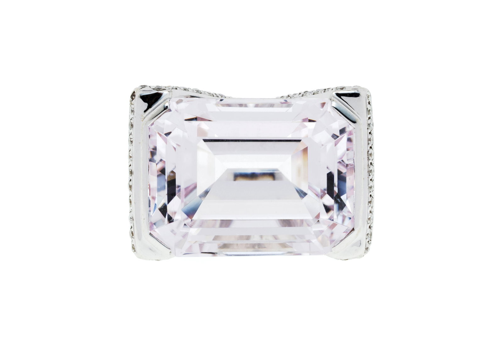 Edward Nahum, bague or gris 750 pavée de diamants taille brillant et sertie d'une kunzite octog: Edward Nahum, bague or gris 750 pavée de diamants taille brillant et sertie d'une kunzite octogonale, signée, doigt 53-13, 18g Condition Monture: Bon état de conservation