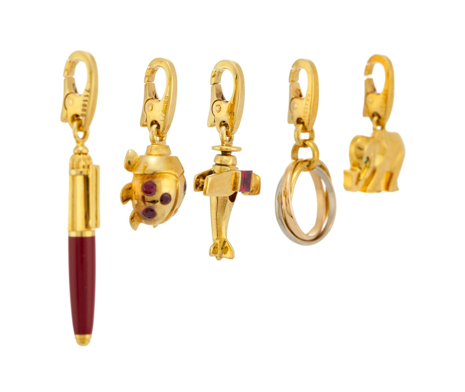 Cartier, lot de 5 charms or 750 comprenant un éléphant serti d'une émeraude, une cocc - 2