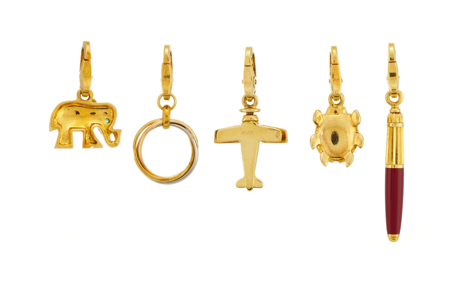 Cartier, lot de 5 charms or 750 comprenant un éléphant serti d'une émeraude, une cocc - 3