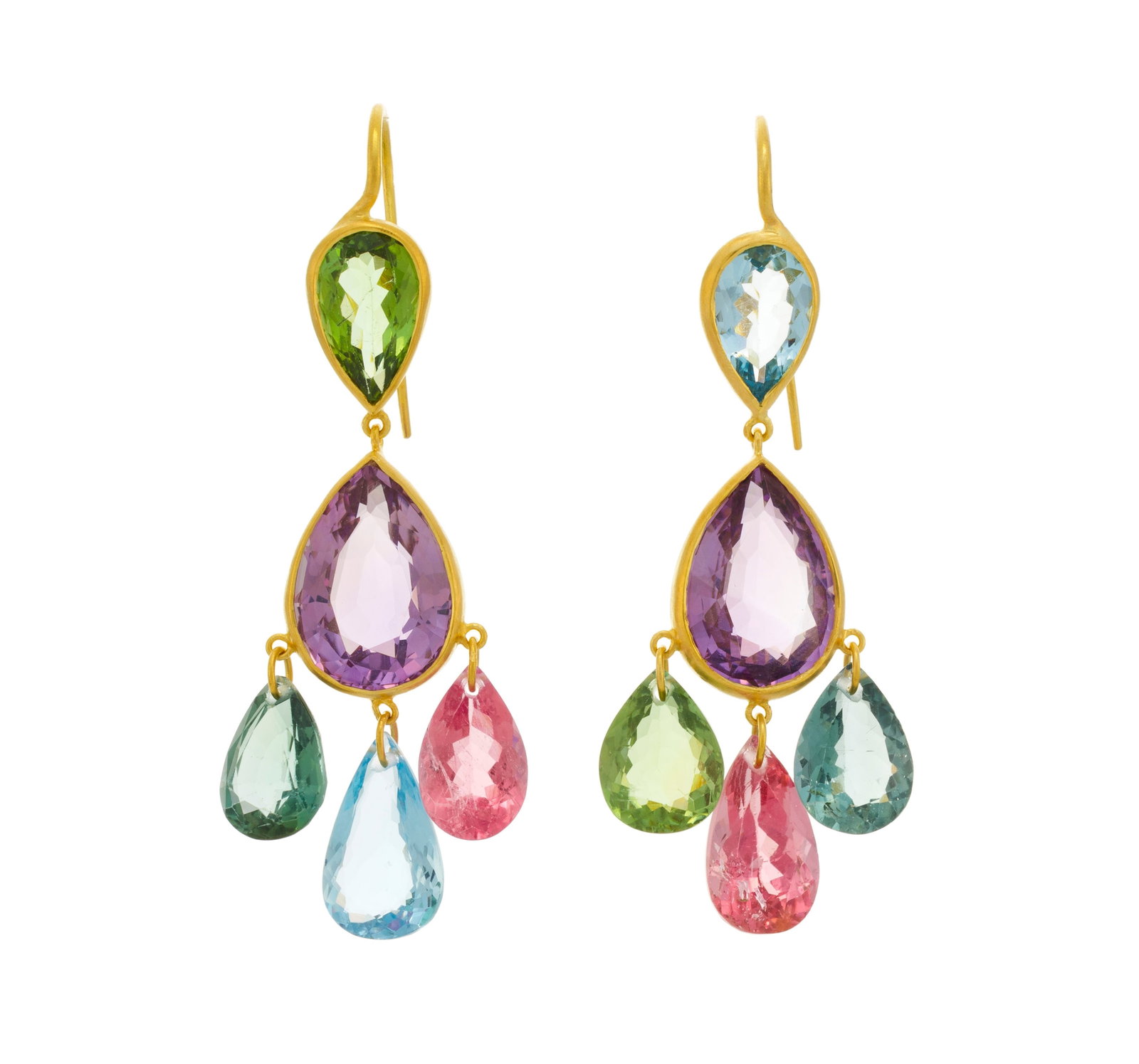 Marie-Hélène de Taillac, paire de pendants d'oreilles or 916 brossé sertis d'amé: Marie-Hélène de Taillac, paire de pendants d'oreilles or 916 brossé sertis d'améthystes, d'aigues-marines et de tourmalines taille poire, signés, h. 5.2 cm, écrin