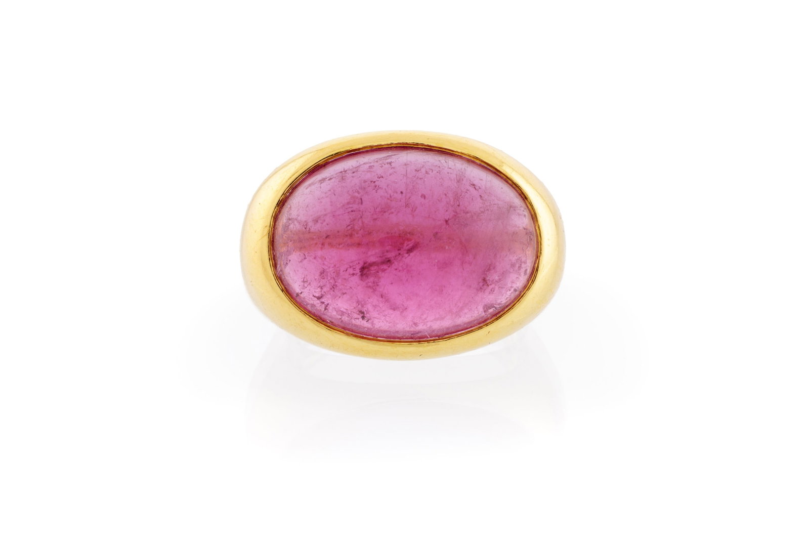 Bague or 750 sertie d'un cabochon de tourmaline rose, doigt env. 46-6, 13g: Bague or 750 sertie d'un cabochon de tourmaline rose, doigt env. 46-6, 13g Condition Bon état de conservation général. Présence de nombreuses rayures et micro rayures à l'or.