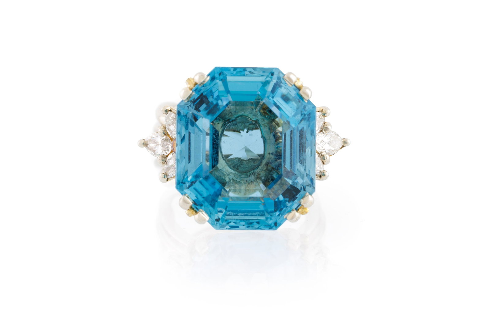 Bague or gris 750 sertie d'une aigue-marine (env. 23.5 ct) taille émeraude épaulée de: Bague or gris 750 sertie d'une aigue-marine (env. 23.5 ct) taille émeraude épaulée de diamants taille marquise, doigt 50-10 Condition Bon état de conservation général