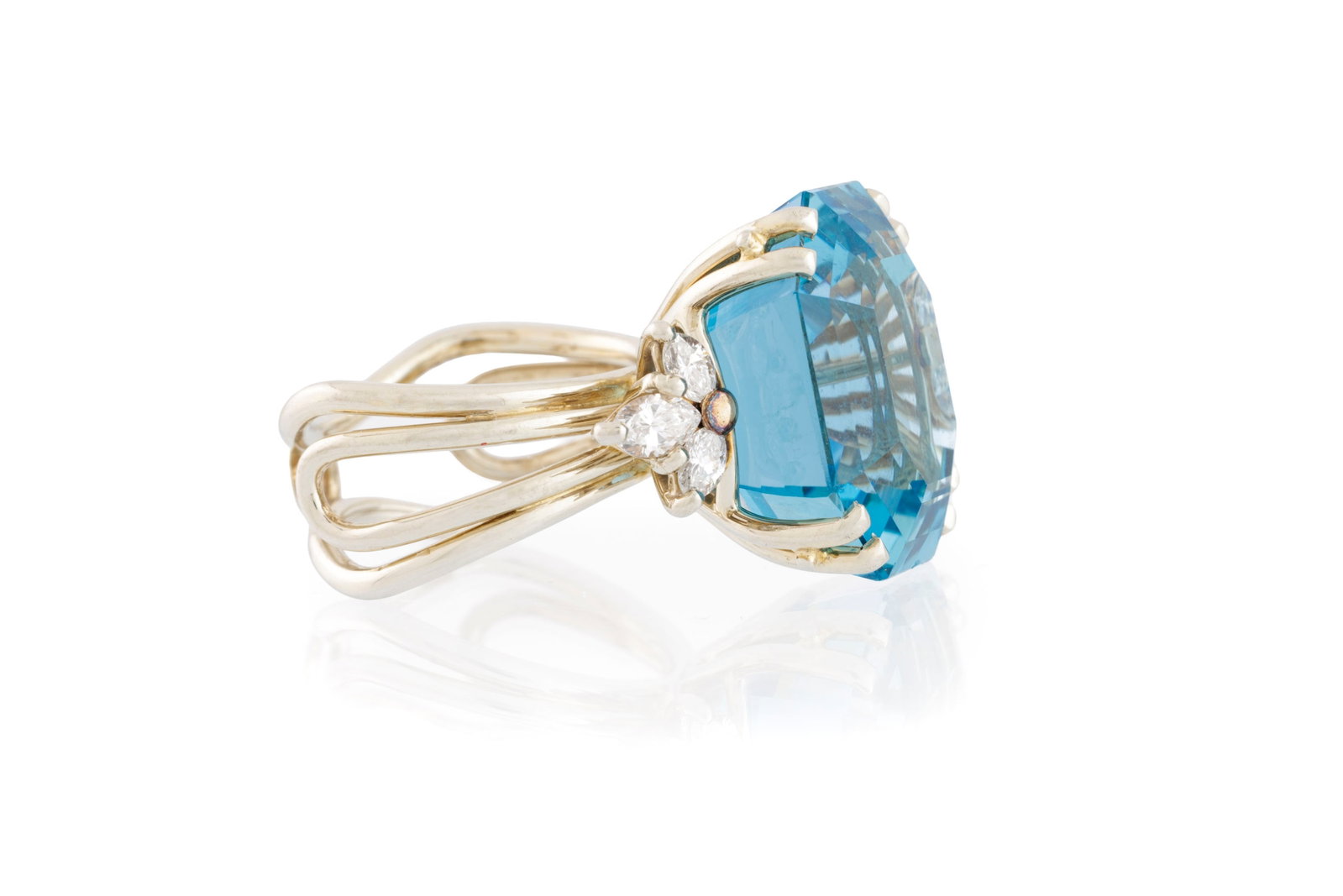 Bague or gris 750 sertie d'une aigue-marine (env. 23.5 ct) taille émeraude épaulée de - 2