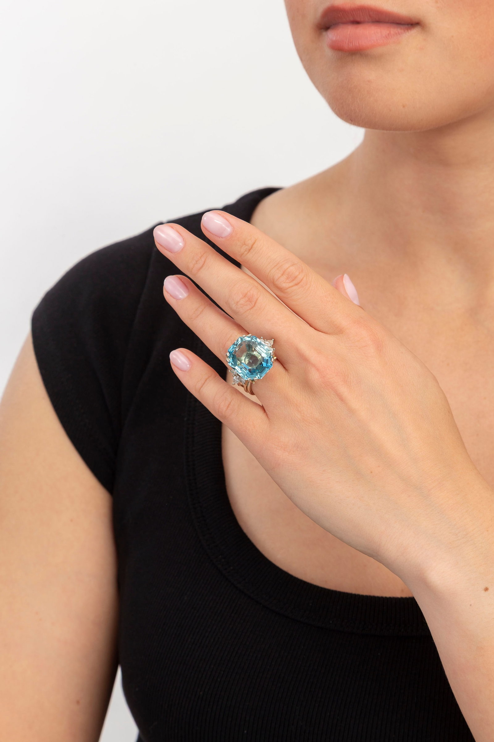 Bague or gris 750 sertie d'une aigue-marine (env. 23.5 ct) taille émeraude épaulée de - 4