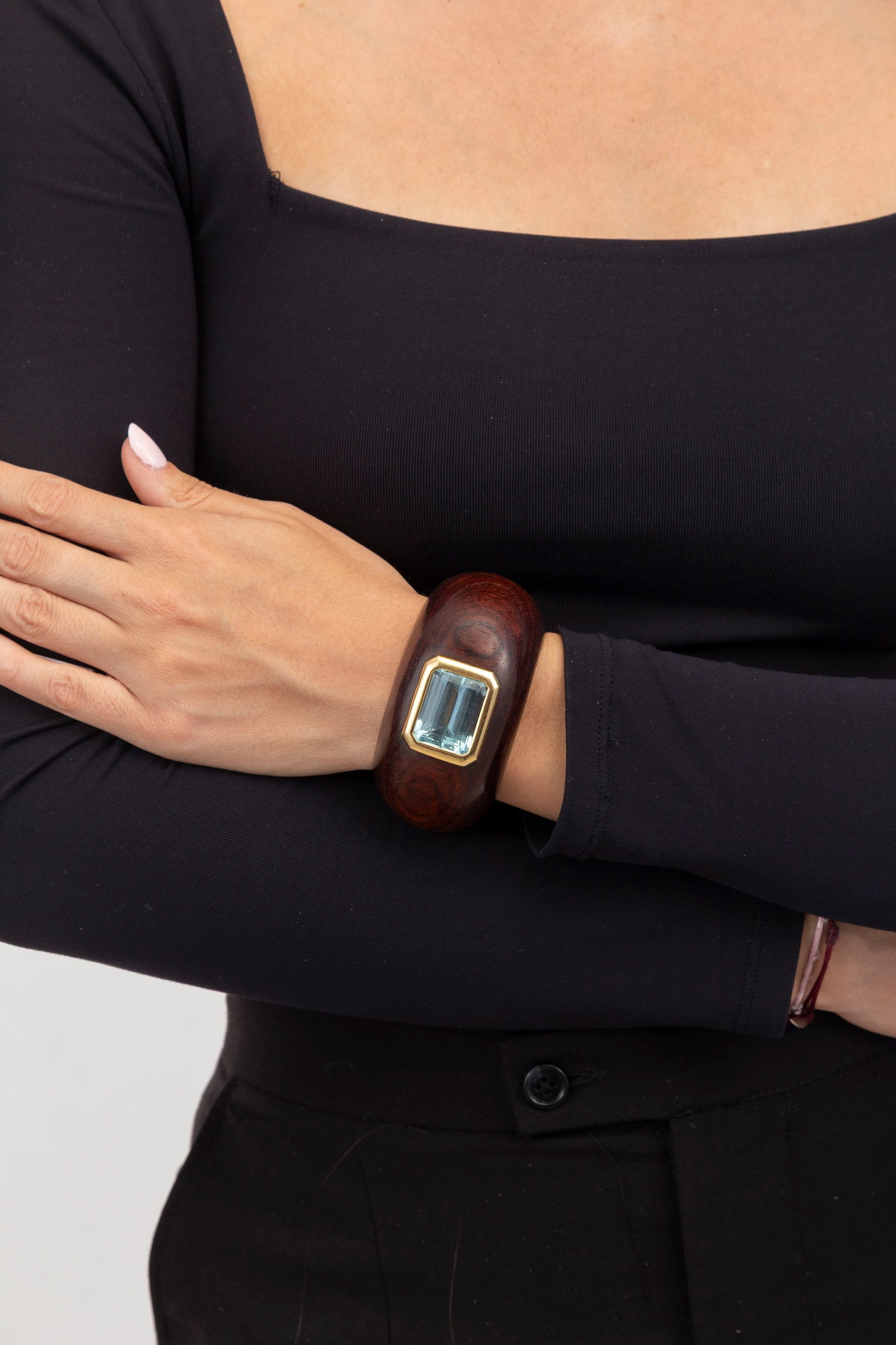 Liliane Sicard, bracelet manchette en bois et or 750 serti d'une aigue-marine rectangulaire à p - 4