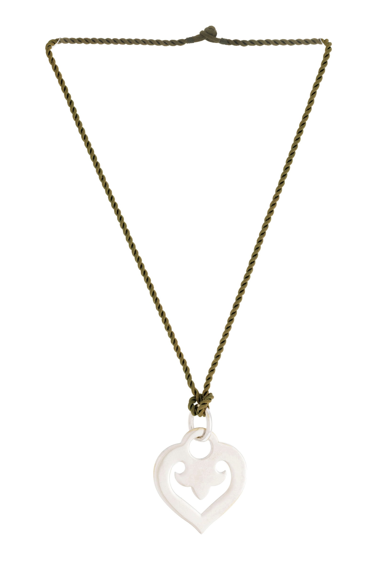 O. J. Perrin, pendentif cœur or gris 750 ajouré, sur un cordon en tissu vert, h. 4.6 cm, l: O. J. Perrin, pendentif cœur or gris 750 ajouré, sur un cordon en tissu vert, h. 4.6 cm, long. 42 cm, 12g, boîte Condition Etat bon à moyen. Le pendentif a été repoli et