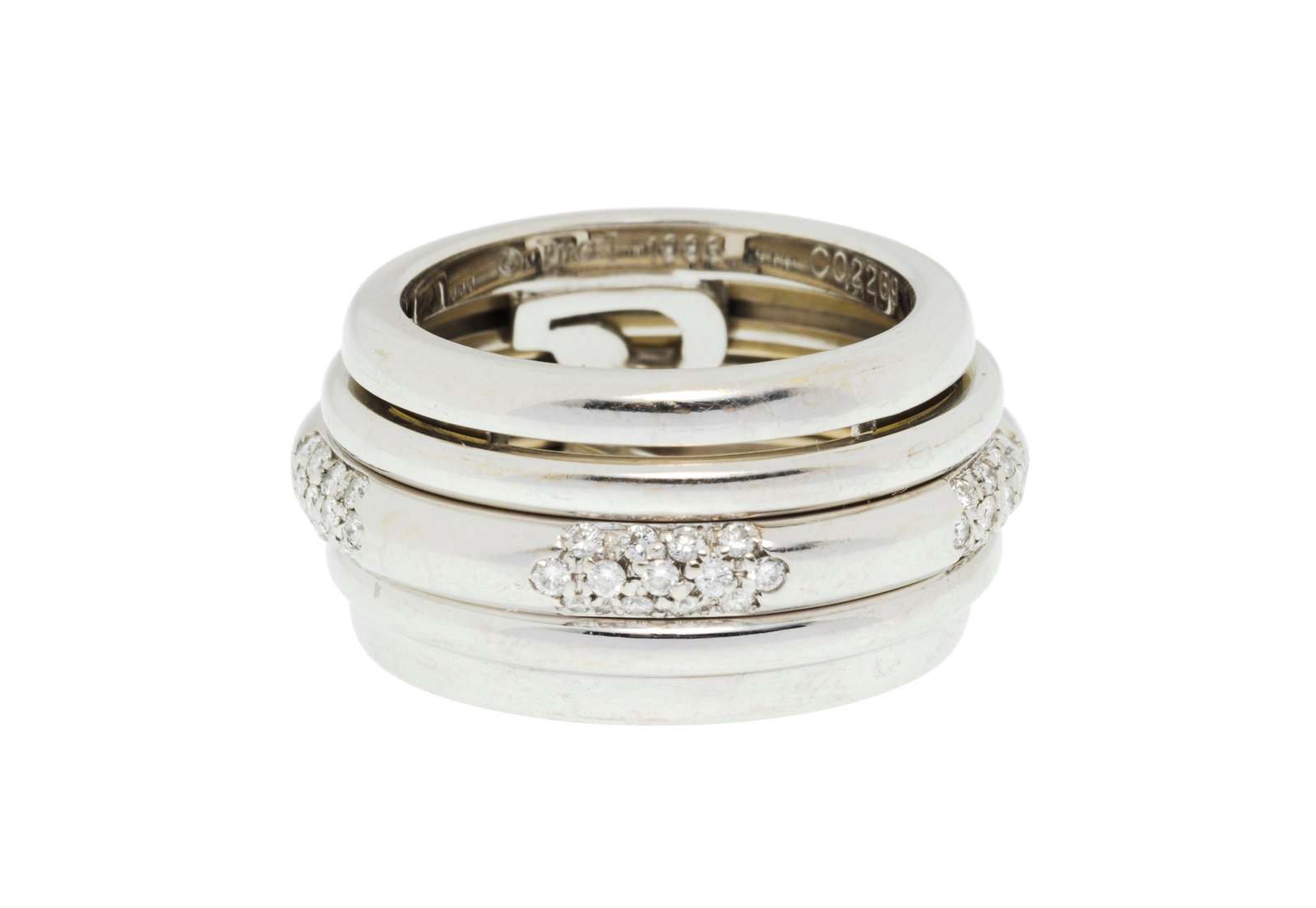 Piaget, Possession, bague or gris 750 avec 3 anneaux mobiles dont un serti de diamants taille brilla: Piaget, Possession, bague or gris 750 avec 3 anneaux mobiles dont un serti de diamants taille brillant, signée, numérotée C02269, doigt 53-13, 16g Condition Bon état de