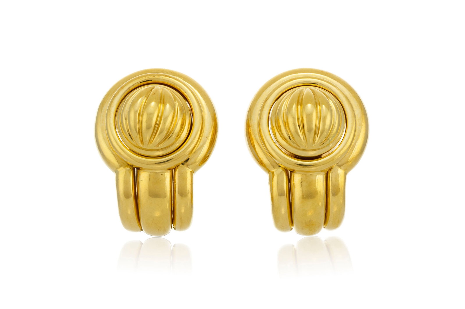 Piaget, paire de clips d'oreilles or 750 godronné avec deux éléments interchangeables: Piaget, paire de clips d'oreilles or 750 godronné avec deux éléments interchangeables en or 750, signés, numérotés A21847, h. 2.2 cm, 26g Condition Bon état de conse