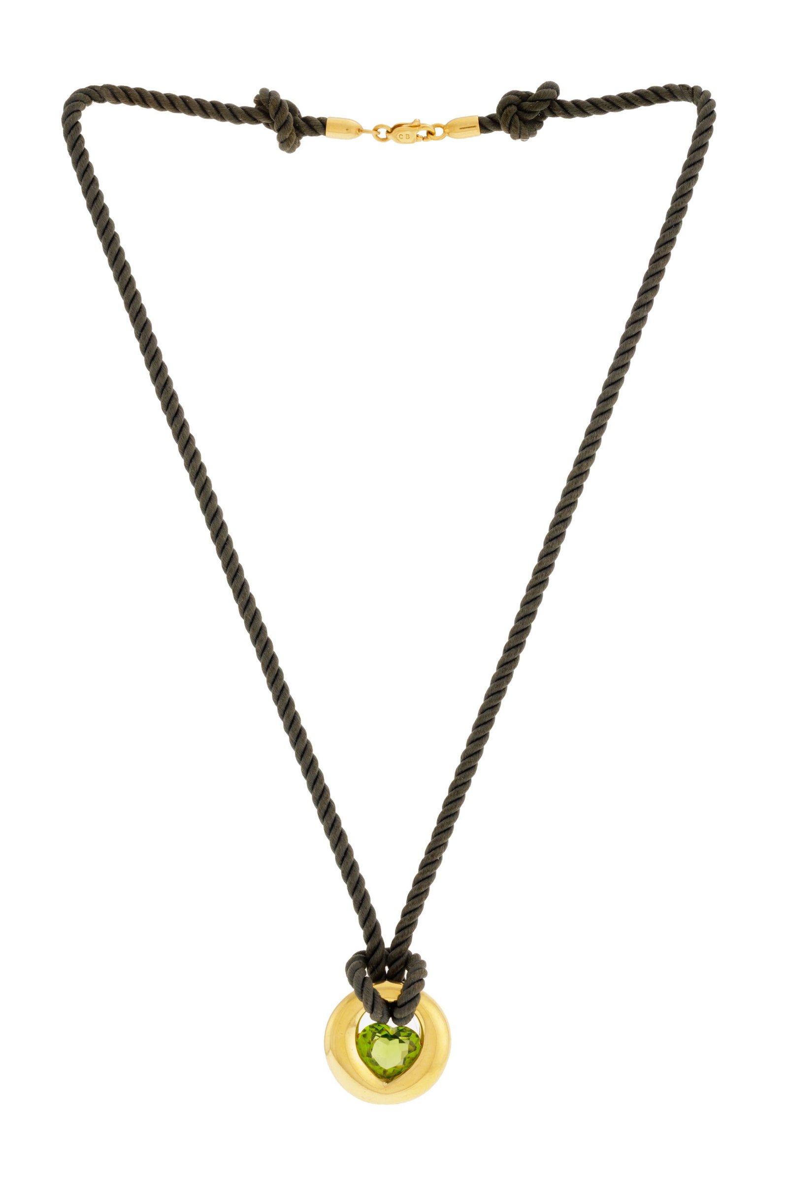 Bucherer, pendentif or 750 serti d'un péridot taille cœur, sur son cordon en tissu kaki av: Bucherer, pendentif or 750 serti d'un péridot taille cœur, sur son cordon en tissu kaki avec fermoir en or 750, signés, h. 2 cm, long. 43 cm, 13g Condition Bon état de