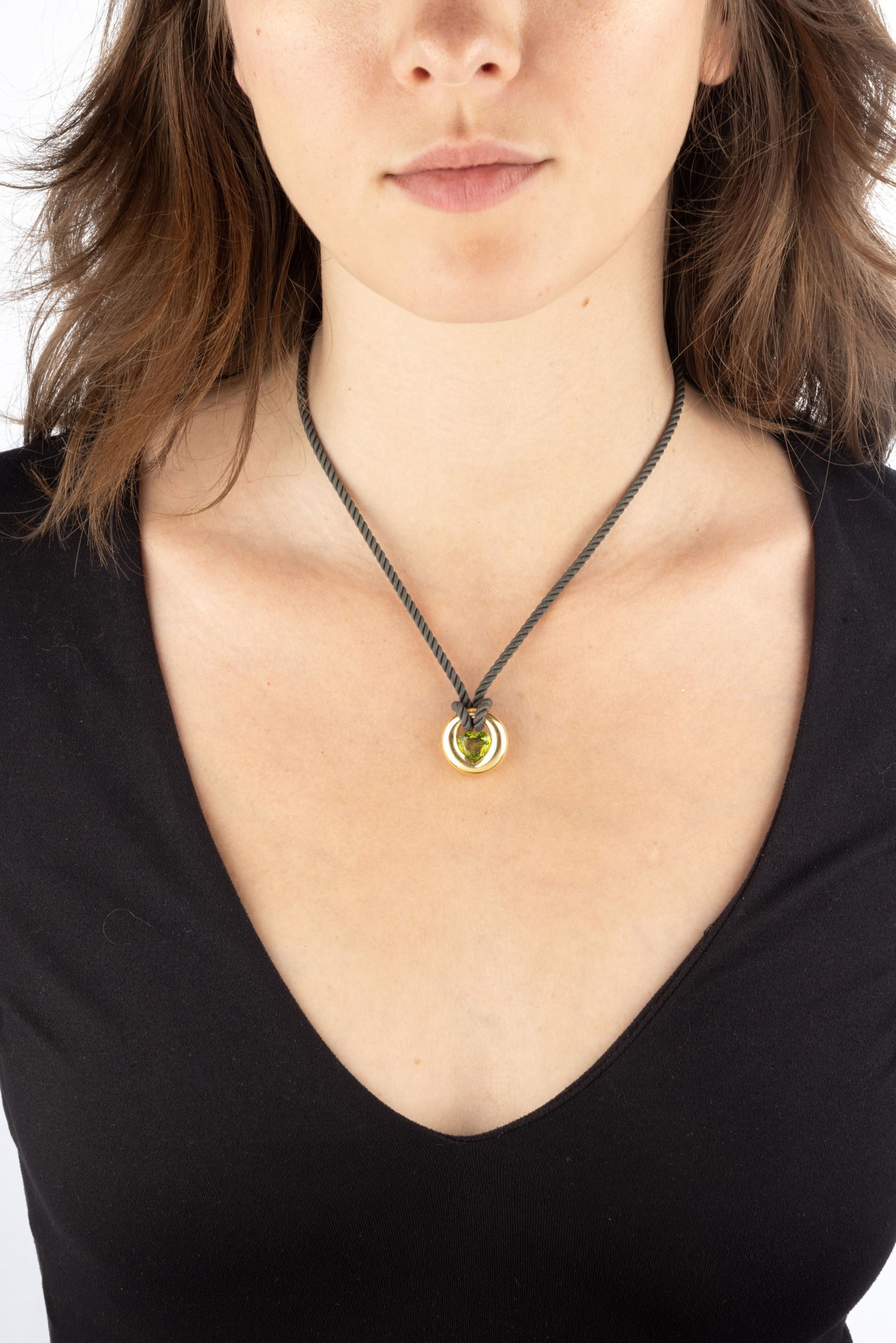 Bucherer, pendentif or 750 serti d'un péridot taille cœur, sur son cordon en tissu kaki av - 4