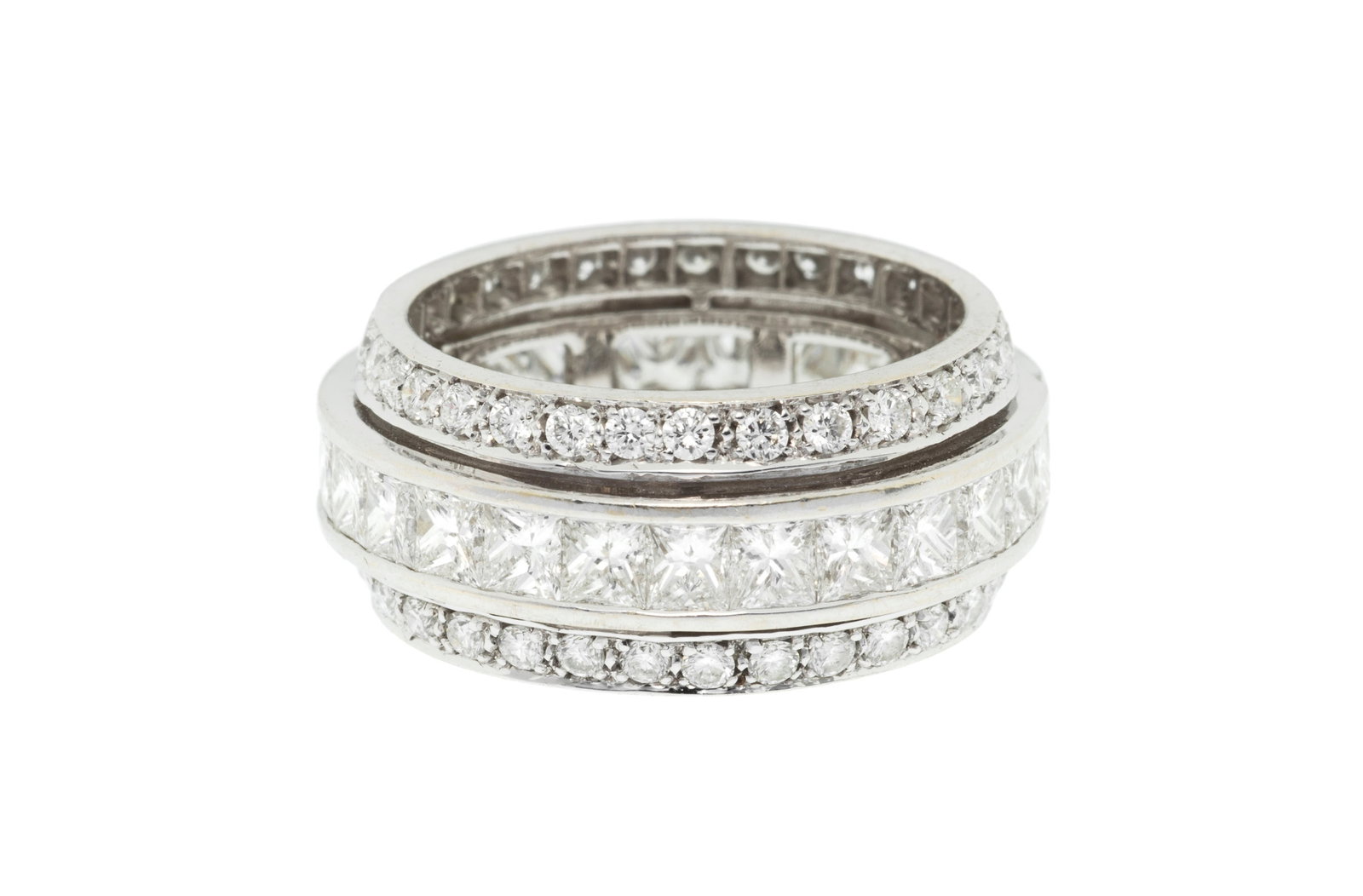 Oliva, anneau rivière or gris 750 serti d'une ligne de diamants taille princesse entre deux lig: Oliva, anneau rivière or gris 750 serti d'une ligne de diamants taille princesse entre deux lignes de diamants taille brillant, signé, doigt 51-11, 8g Condition Monture: Bon état de