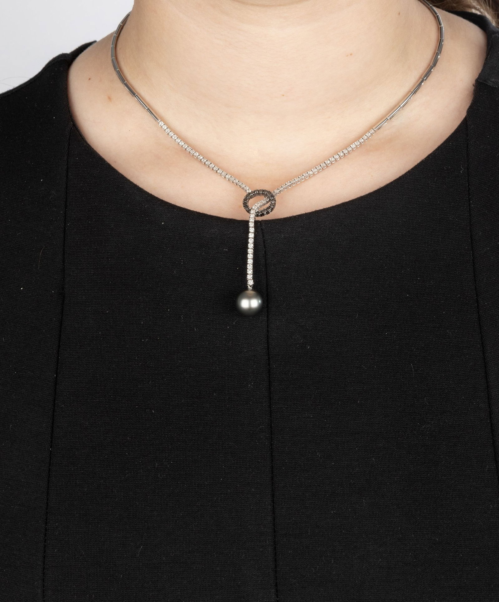 Damiani, collier or gris 750 serti de diamants et diamants noirs taille brillant retenant une perle  - 4