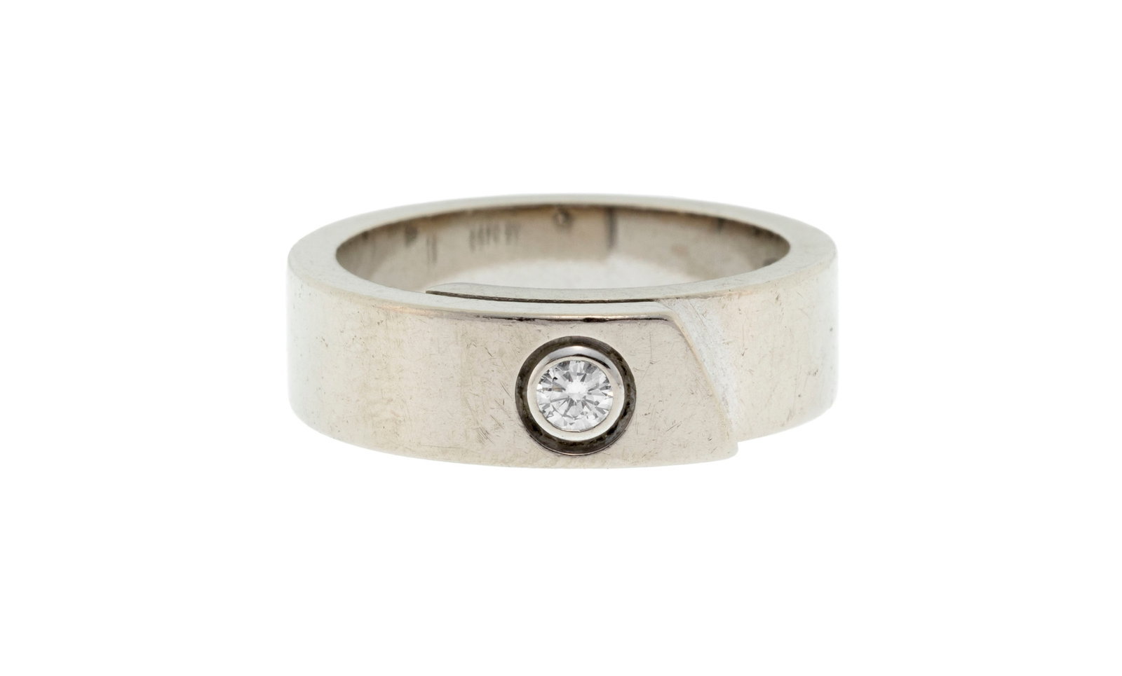 Cartier, bague or gris 750 sertie d'un diamant taille brillant, signée, numérotée AS0: Cartier, bague or gris 750 sertie d'un diamant taille brillant, signée, numérotée AS0499, doigt 51-11, 12g Condition Monture: Bon état de conservation général. Prése