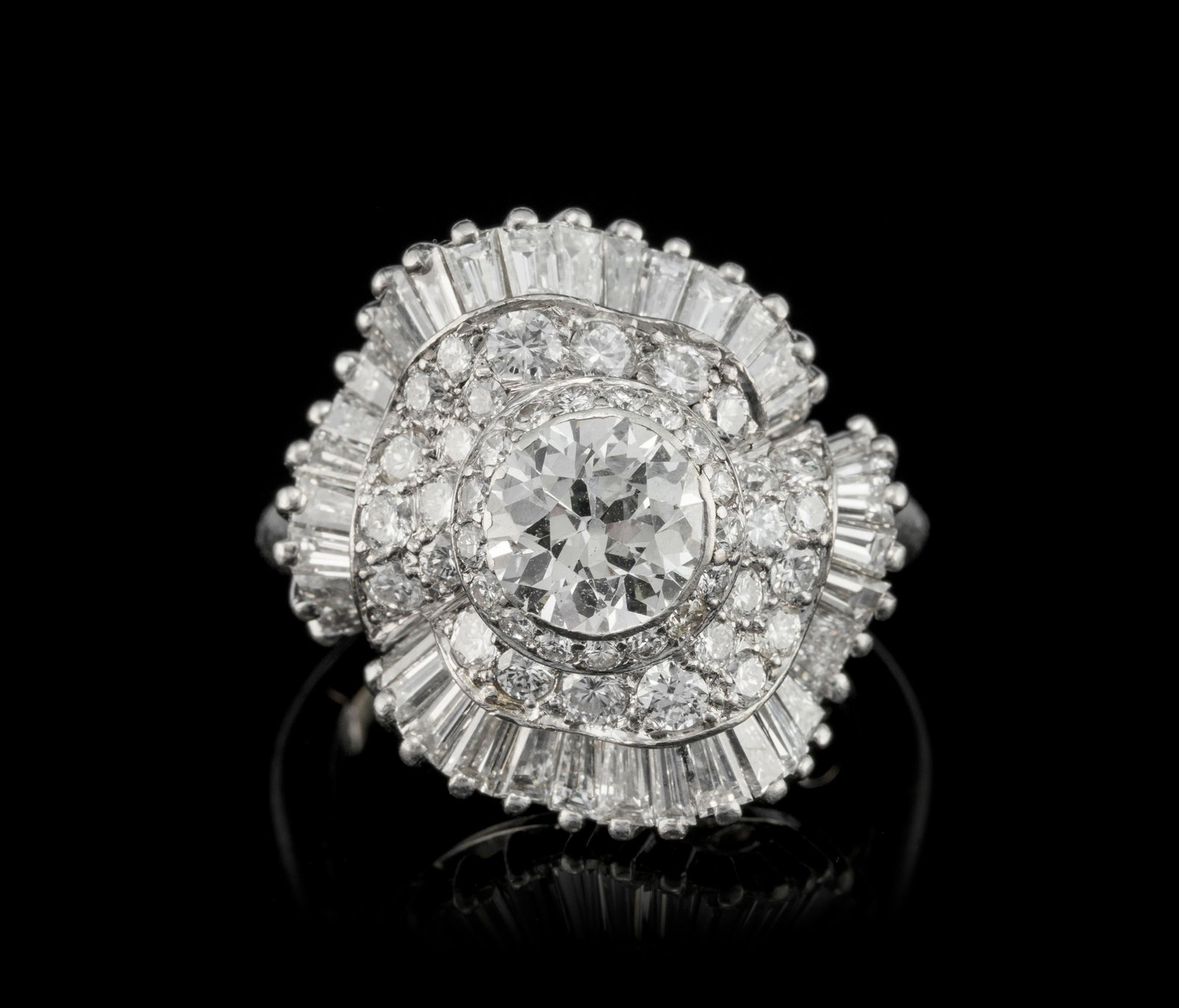 Bague ballerine platine sertie d'un diamant (env. 1.30 ct) taille ancienne entouré de diamants  (1 of 6)