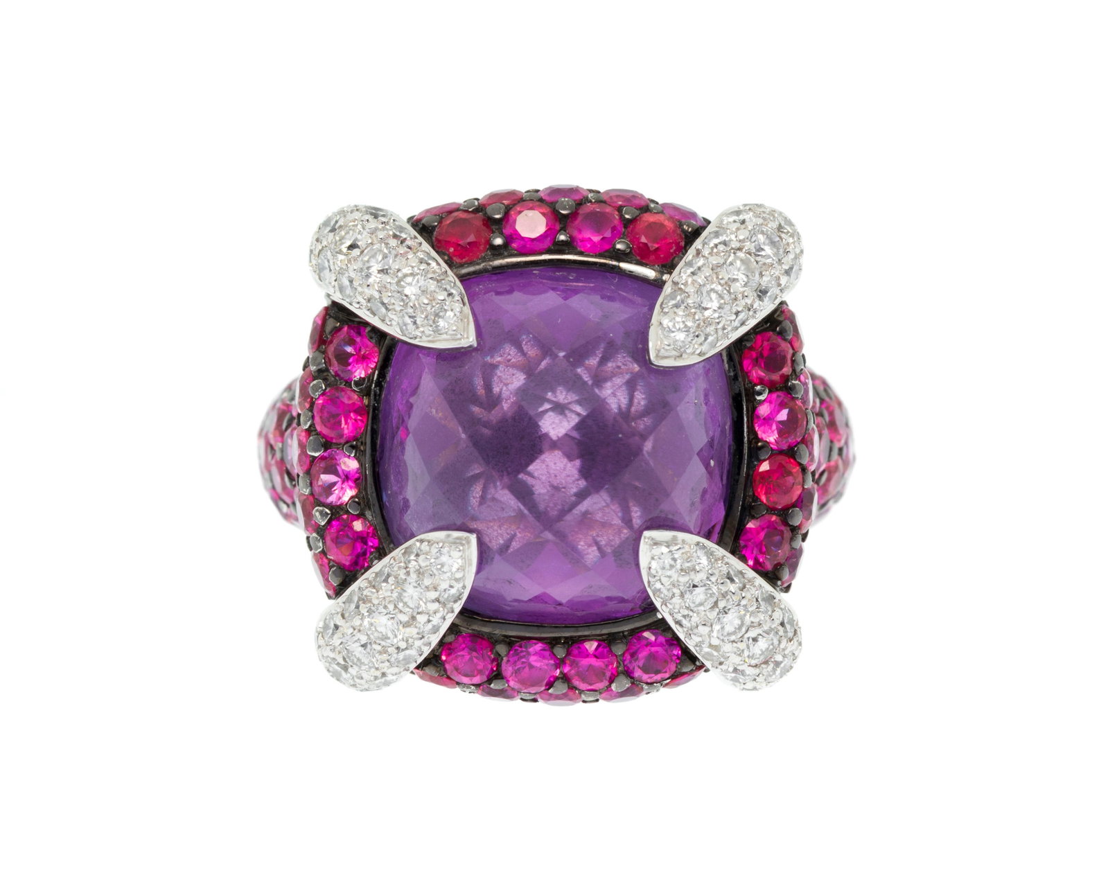 Bague or gris 750 pavée de saphirs roses et de diamants taille brillant enserrant une amét: Bague or gris 750 pavée de saphirs roses et de diamants taille brillant enserrant une améthyste facettée, doigt 51-11, 13g Condition Monture: Bon état de conservation géné