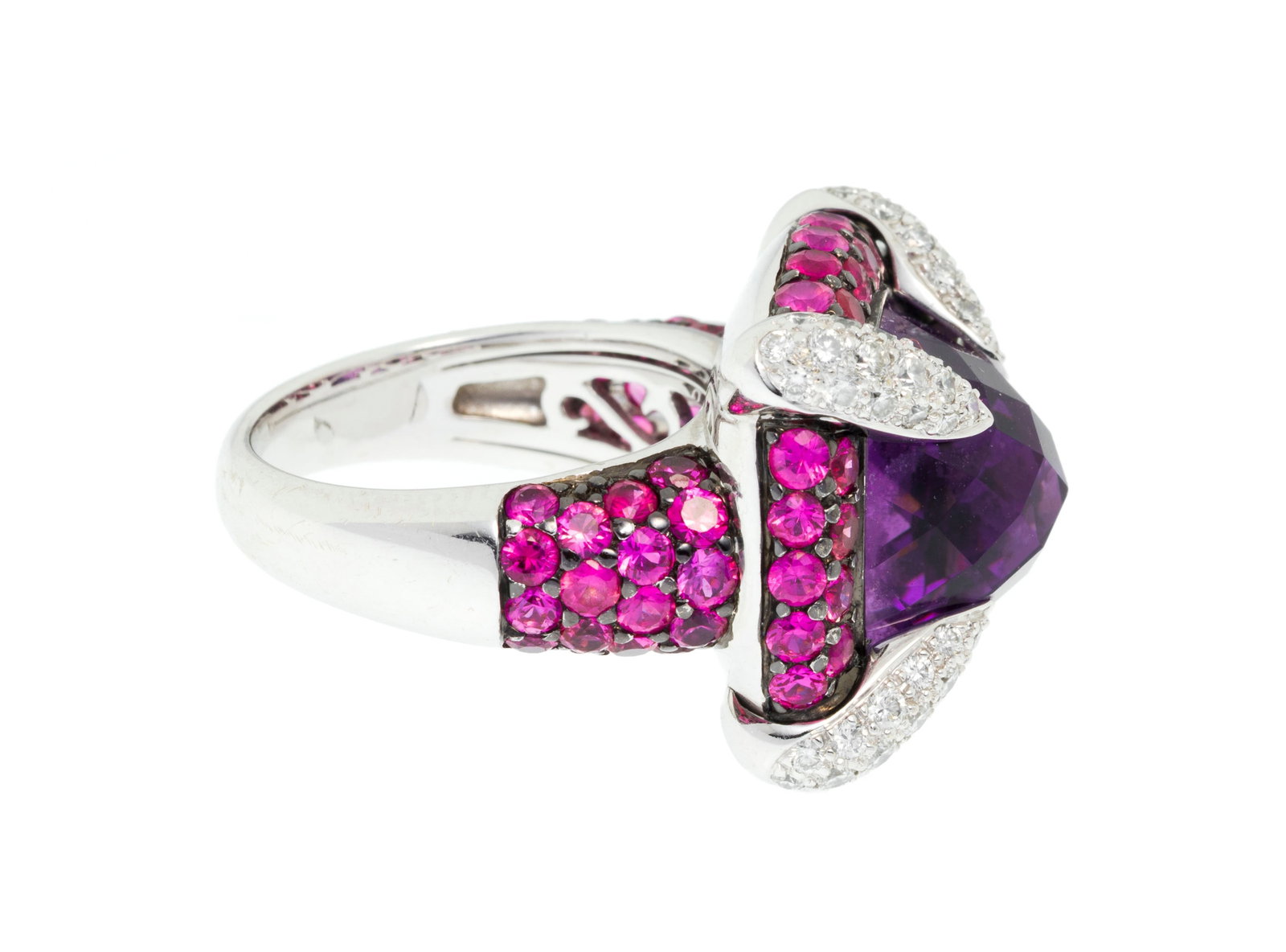 Bague or gris 750 pavée de saphirs roses et de diamants taille brillant enserrant une amét - 2