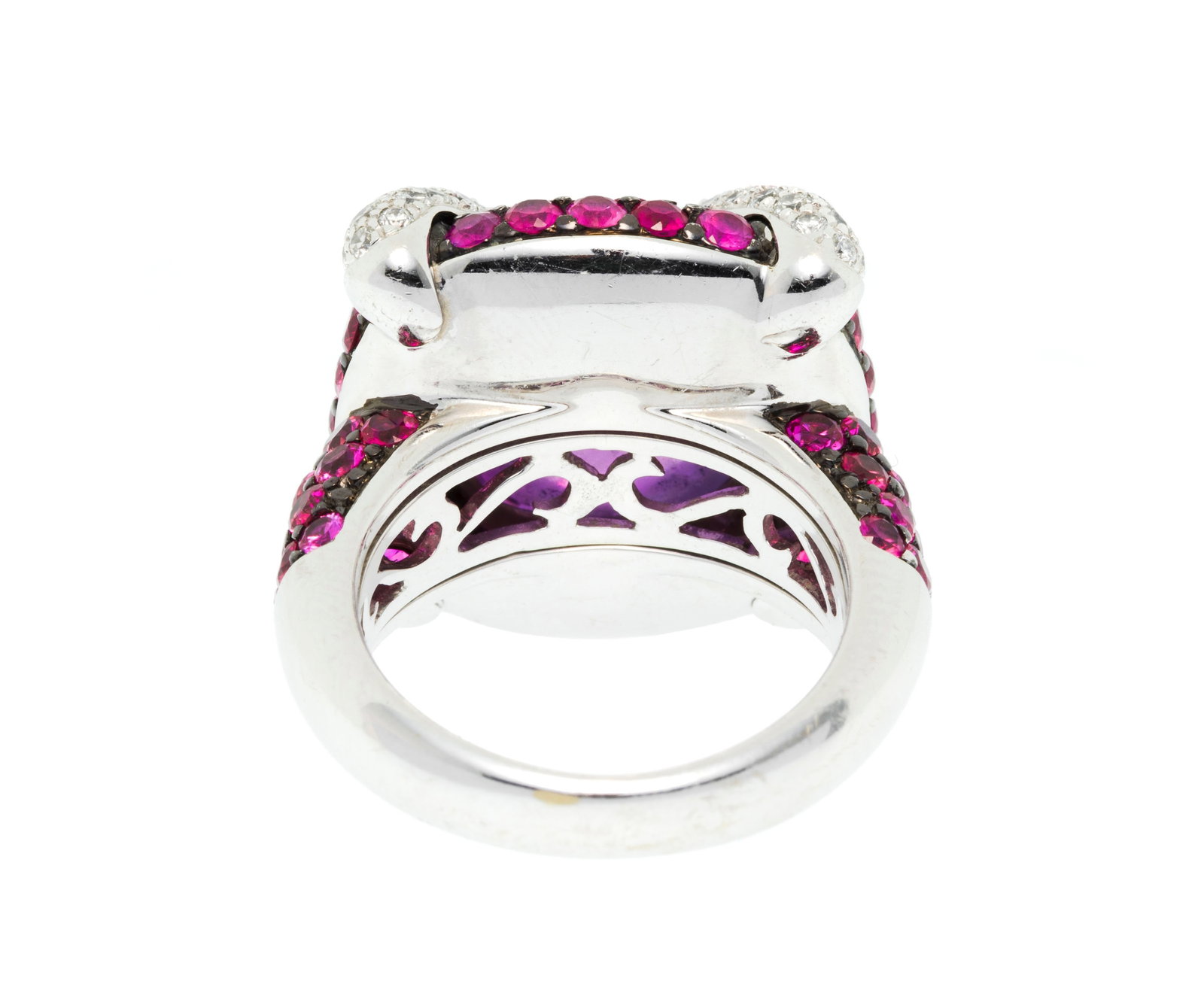 Bague or gris 750 pavée de saphirs roses et de diamants taille brillant enserrant une amét - 3