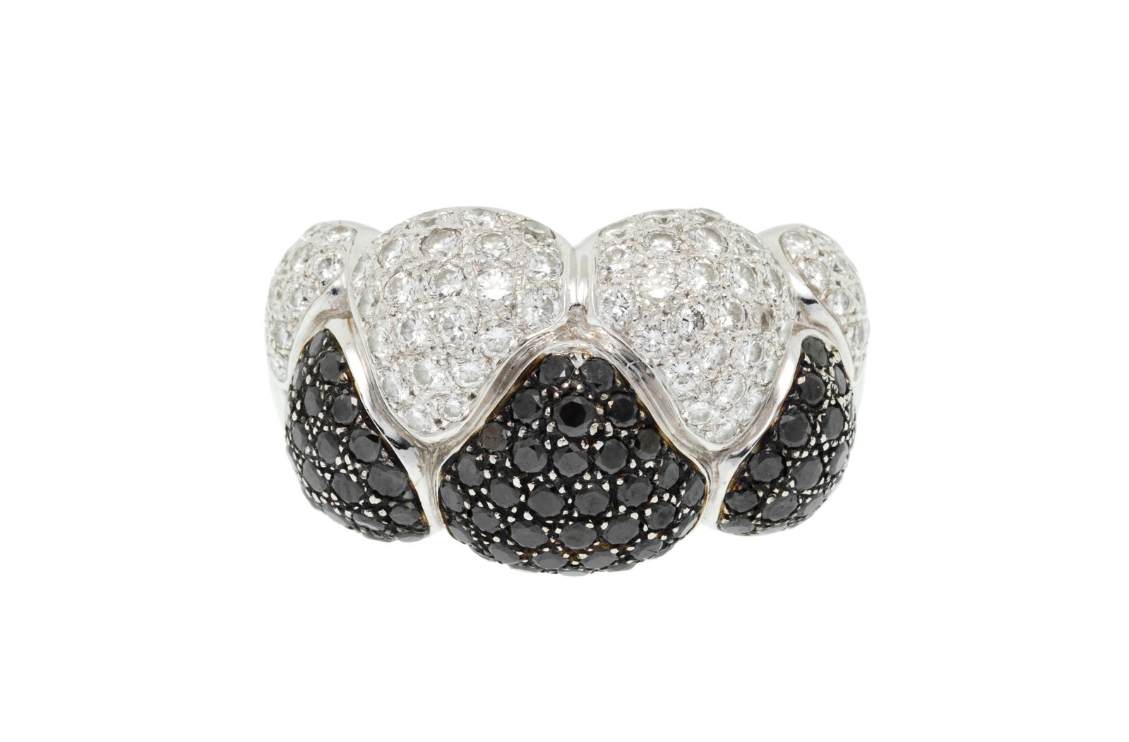 Adler, bague or 750 à décor polylobé sertie de diamants incolores et noirs taille bri: Adler, bague or 750 à décor polylobé sertie de diamants incolores et noirs taille brillant, signée, doigt 51-11, 14g Condition Monture: Etat bon à moyen. Présence de
