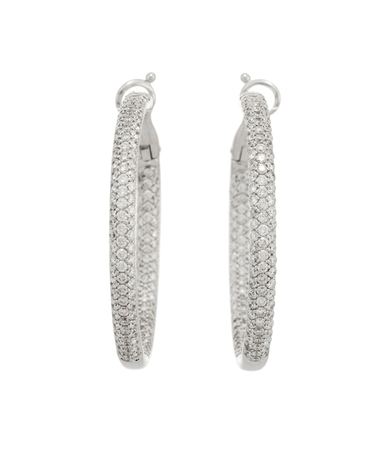 Montega, paire de créoles or gris 750 pavées de diamants taille brillant, signées, h.: Montega, paire de créoles or gris 750 pavées de diamants taille brillant, signées, h. 3.8 cm, 13g Condition Montures: Bon état de conservation général. Présence de