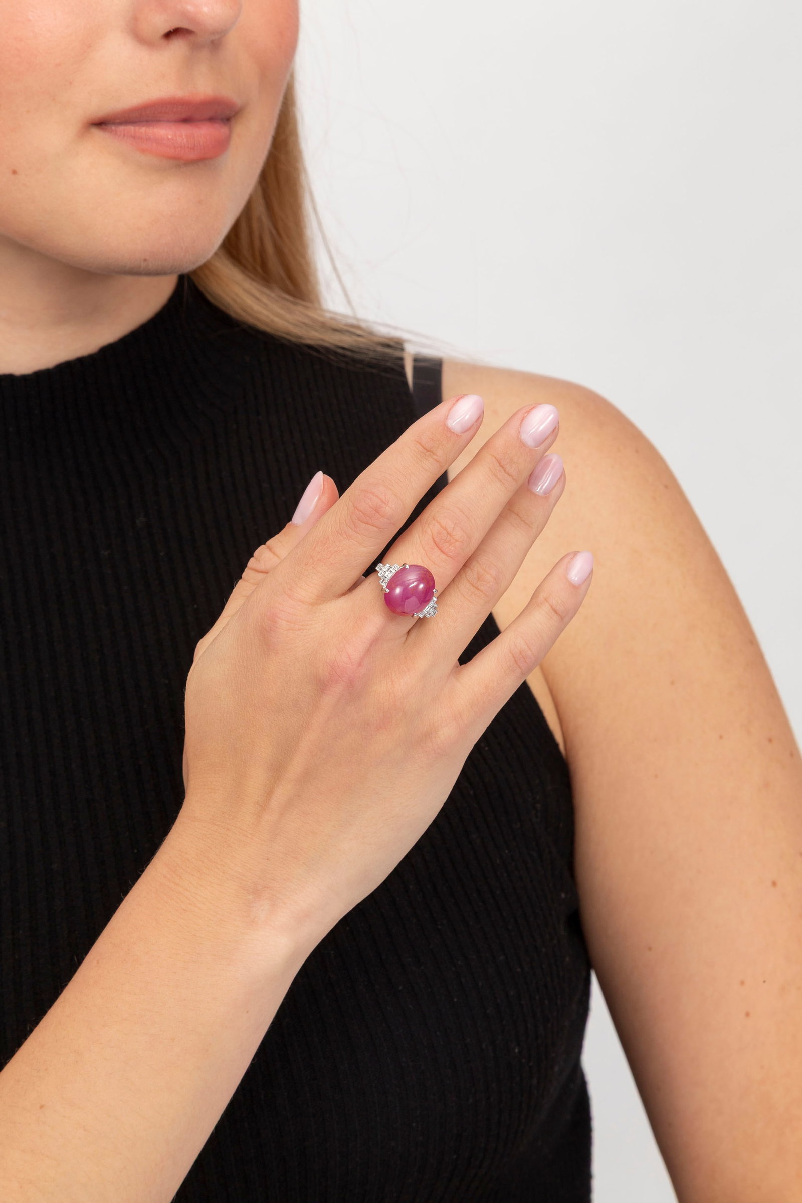 Bague or gris 750 sertie d'un cabochon de rubis de 15.68 carats, non chauffé selon le short rep - 4