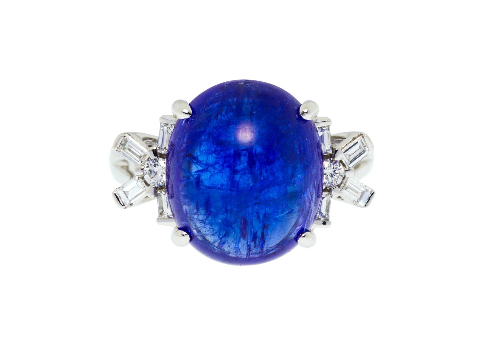 Bague or gris 750 sertie d'un cabochon de tanzanite épaulé de diamants taille baguette et : Bague or gris 750 sertie d'un cabochon de tanzanite épaulé de diamants taille baguette et brillant, doigt 53-13 Condition Très bon état de conservation général. Fissur