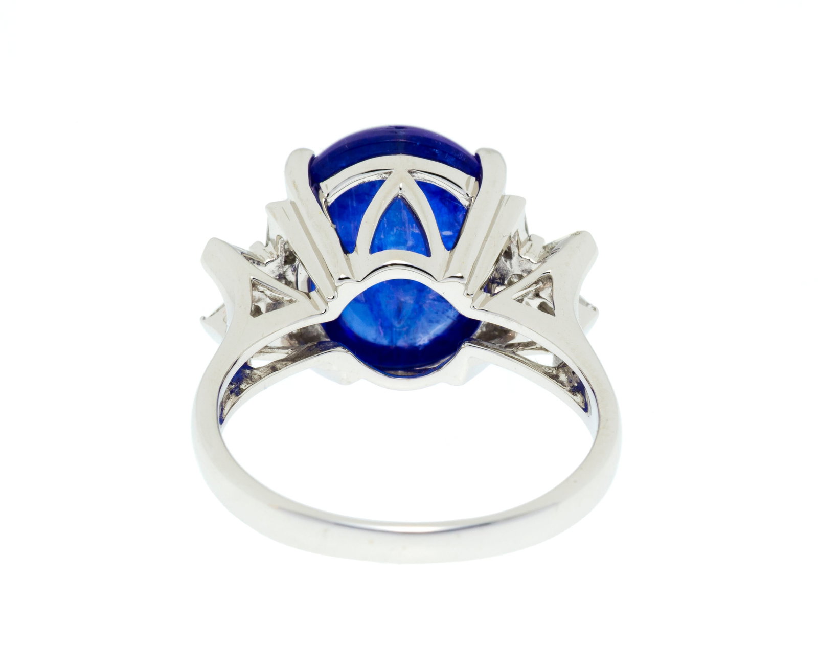 Bague or gris 750 sertie d'un cabochon de tanzanite épaulé de diamants taille baguette et  - 3