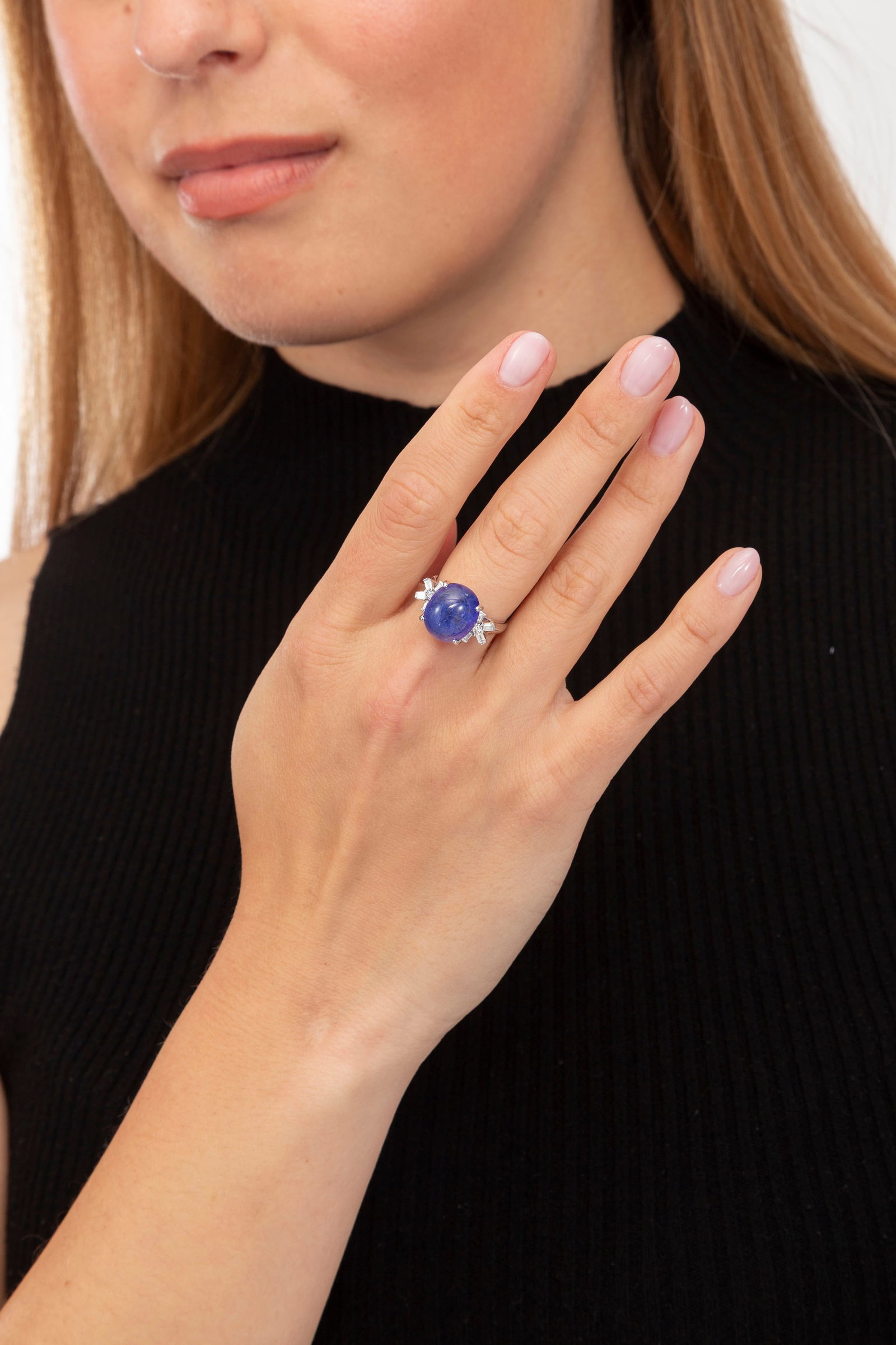 Bague or gris 750 sertie d'un cabochon de tanzanite épaulé de diamants taille baguette et  - 4