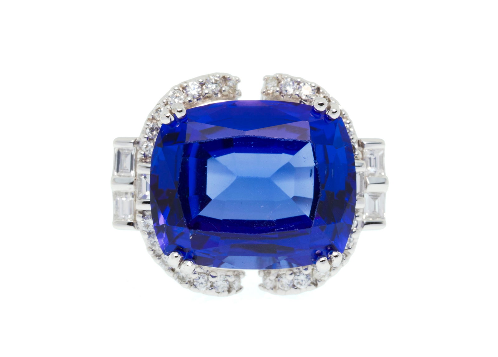 Bague or gris 750 sertie d'une tanzanite taille coussin entourée de diamants taille brillant et: Bague or gris 750 sertie d'une tanzanite taille coussin entourée de diamants taille brillant et baguette, doigt 54-14, 8g Condition Monture: Très bon état de conservation géné