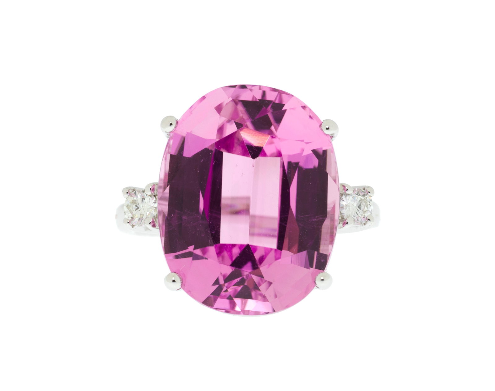Bague or gris 750 sertie d'une kunzite taille ovale épaulée de deux diamants taille brilla: Bague or gris 750 sertie d'une kunzite taille ovale épaulée de deux diamants taille brillant, doigt 53-13, 6g Condition Très bon état général.