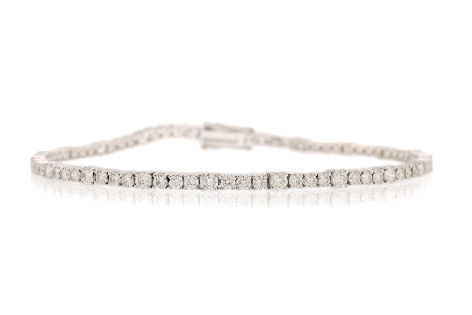 Bracelet rivière or gris 750 serti de diamants taille brillant (total env. 1.5 ct), long. 18.2 : Bracelet rivière or gris 750 serti de diamants taille brillant (total env. 1.5 ct), long. 18.2 cm Condition Très bon état de conservation général.