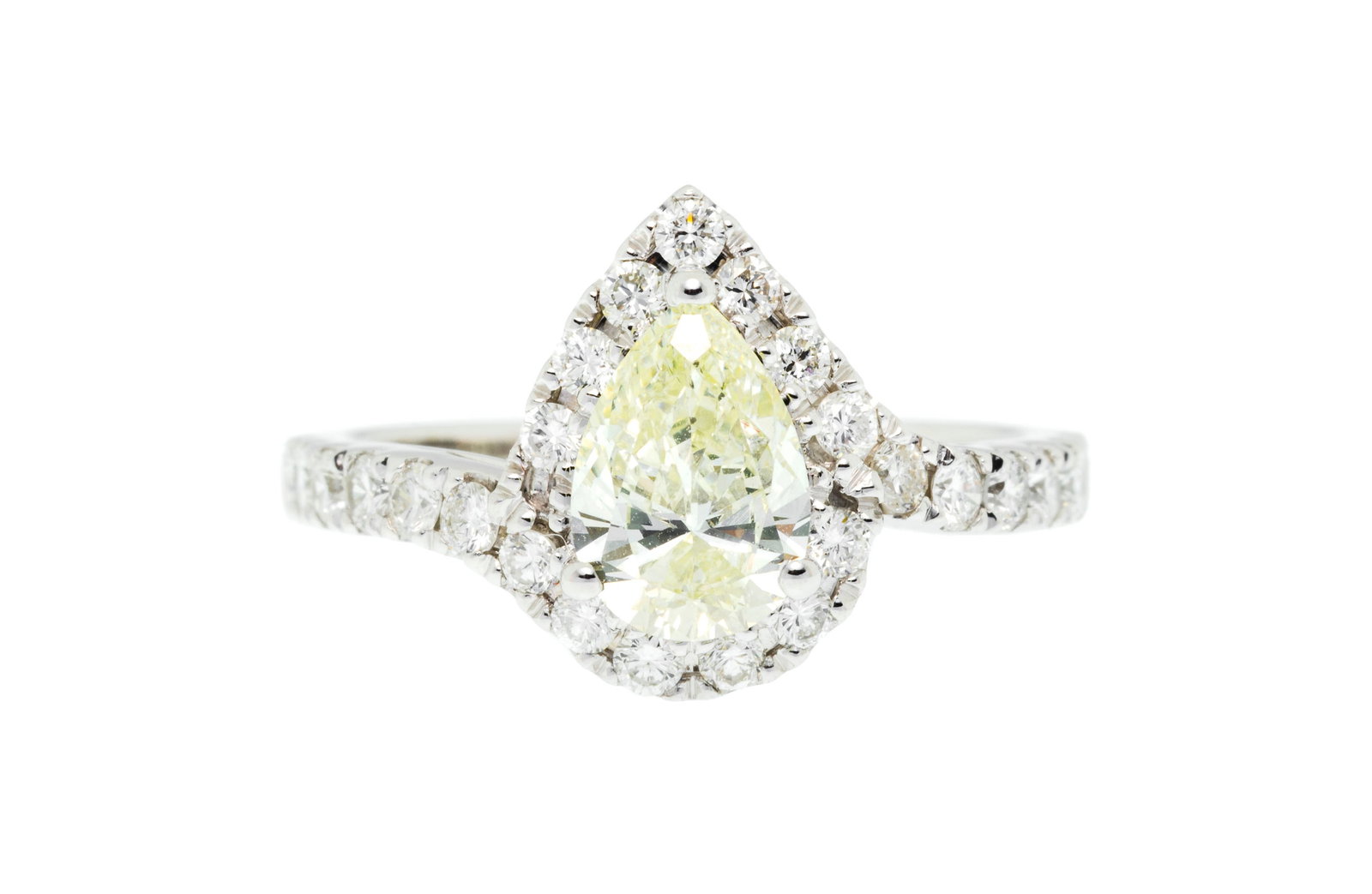 Bague or gris 750 sertie d'un diamant taille poire (1.02 cts) entouré de diamants taille brilla: Bague or gris 750 sertie d'un diamant taille poire (1.02 cts) entouré de diamants taille brillant, doigt 53-13 Condition Très bon état de conservation général. Diamant: