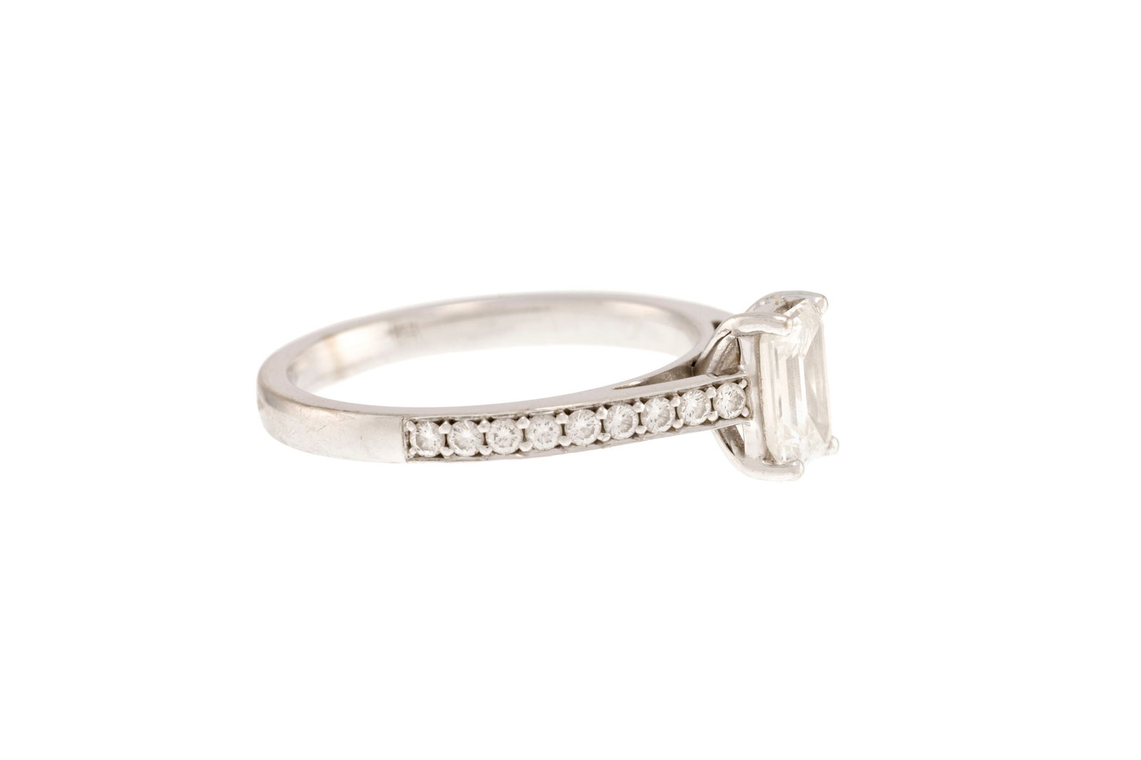 Solitaire or gris 750 serti d'un diamant taille émeraude 0.82 ct, D, IF selon le rapport GIA n& - 2