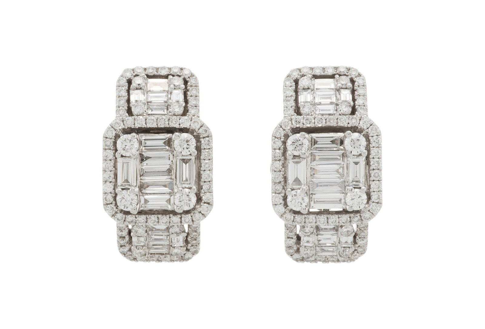 Paire de clous d'oreilles "illusion" or gris 585 sertis de diamants taille baguette et brillant, h. : Paire de clous d'oreilles "illusion" or gris 585 sertis de diamants taille baguette et brillant, h. 1.7 cm Condition Très bon état de conservation général. Présence de micro