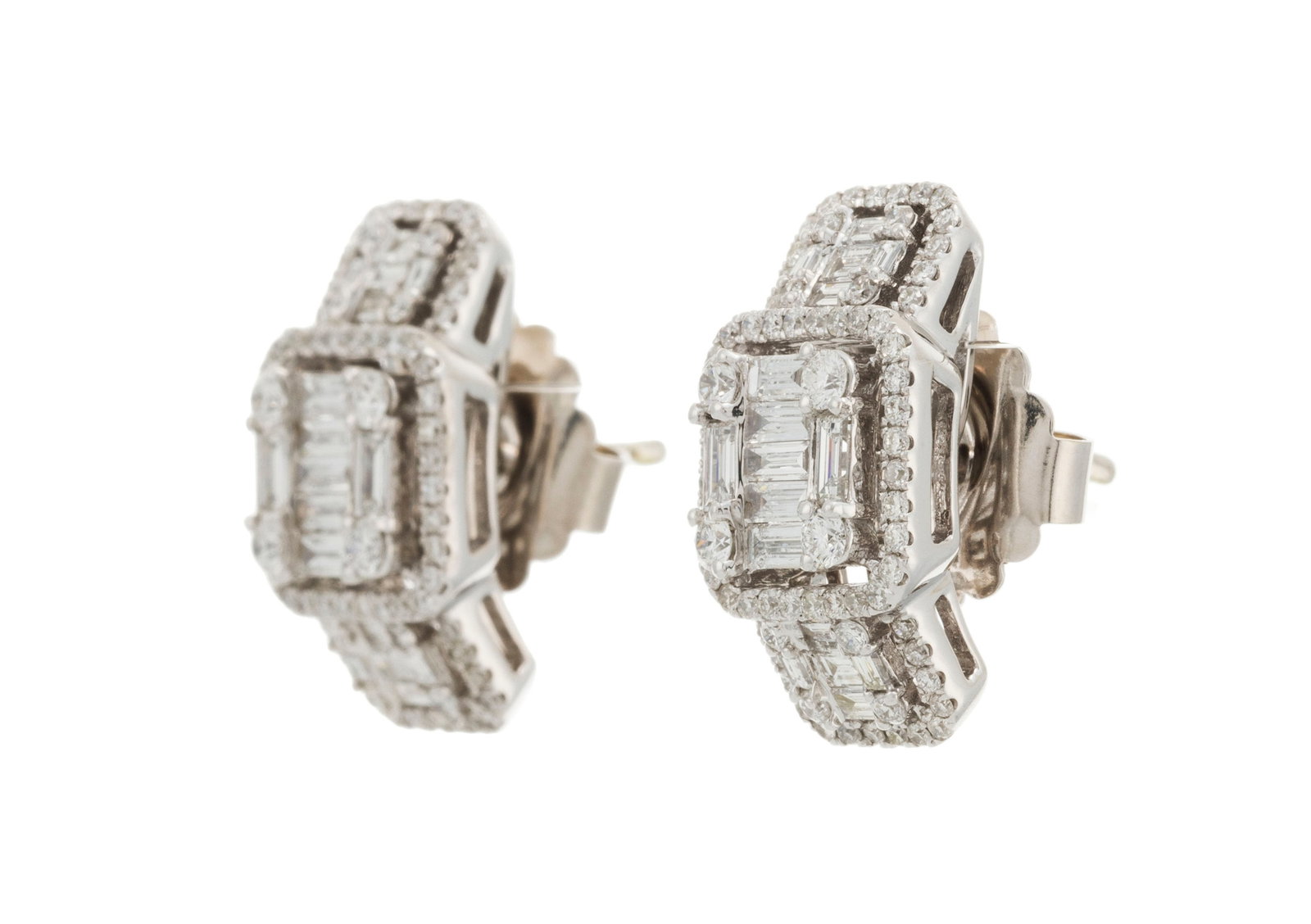 Paire de clous d'oreilles "illusion" or gris 585 sertis de diamants taille baguette et brillant, h.  - 2