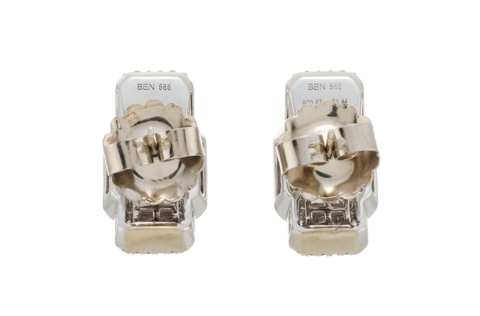Paire de clous d'oreilles "illusion" or gris 585 sertis de diamants taille baguette et brillant, h.  - 3