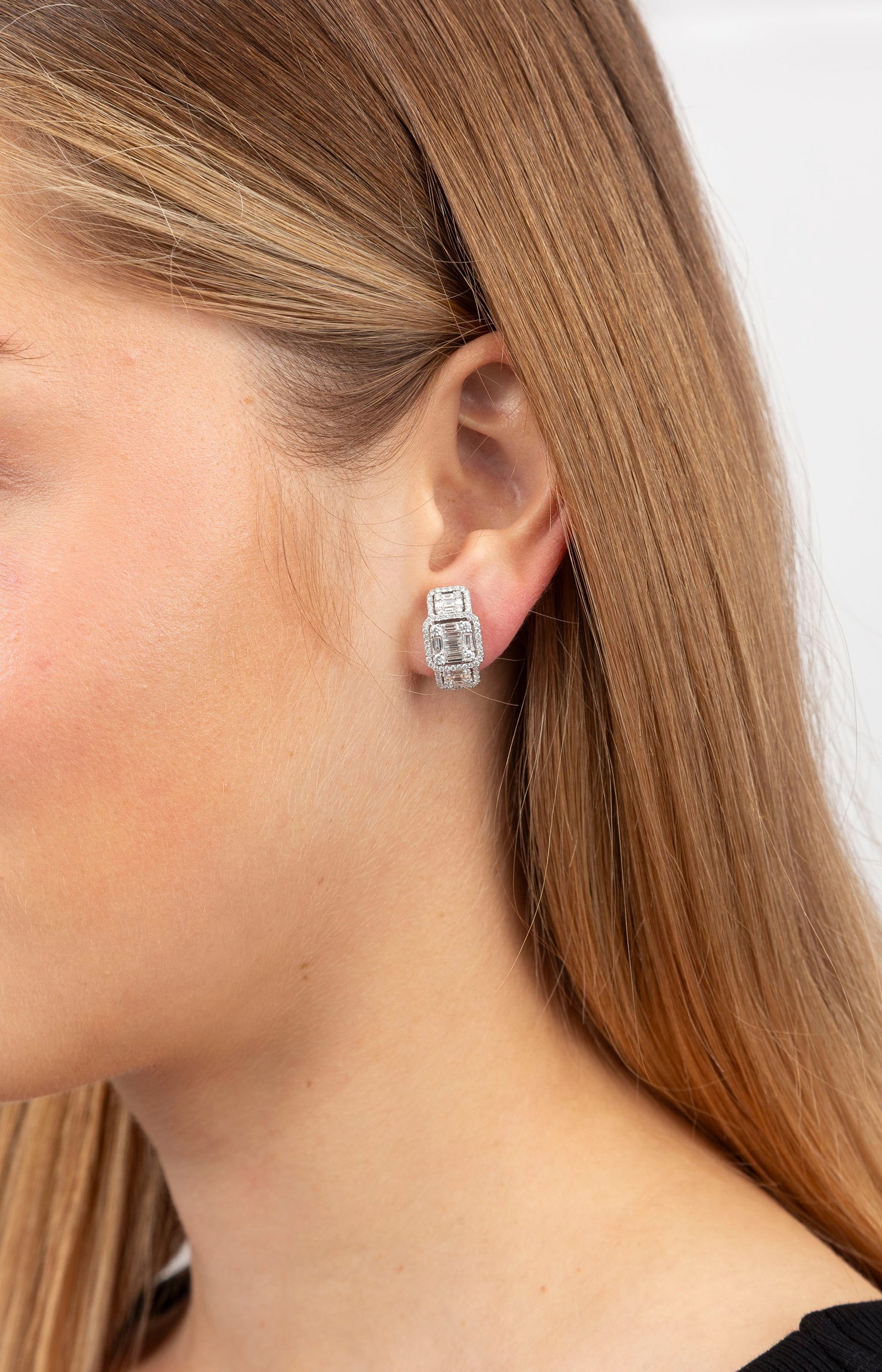 Paire de clous d'oreilles "illusion" or gris 585 sertis de diamants taille baguette et brillant, h.  - 4