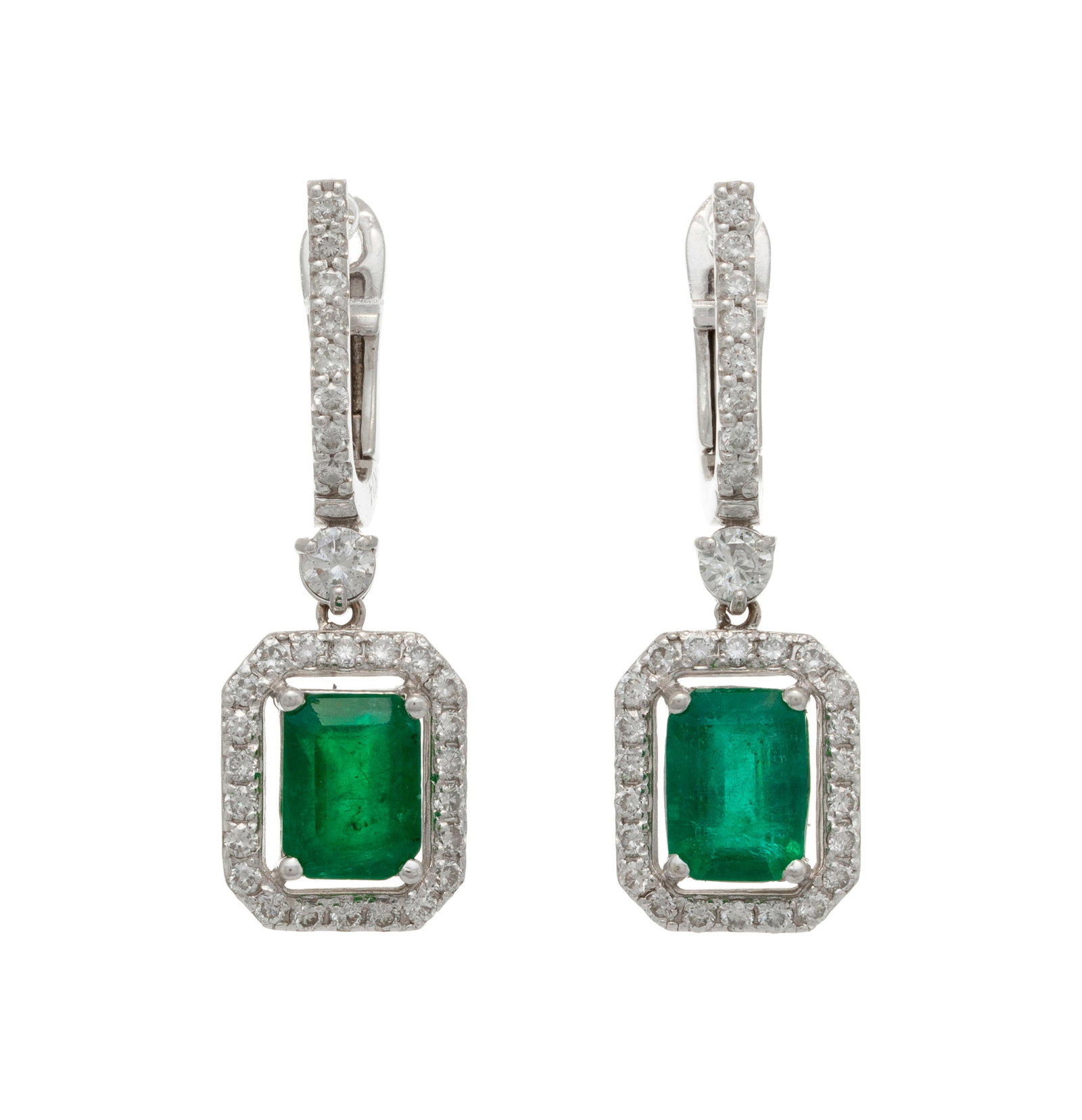 Paire de pendants d'oreilles or gris 585 sertis d'émeraudes octogonales entourées de diama (1 of 4)