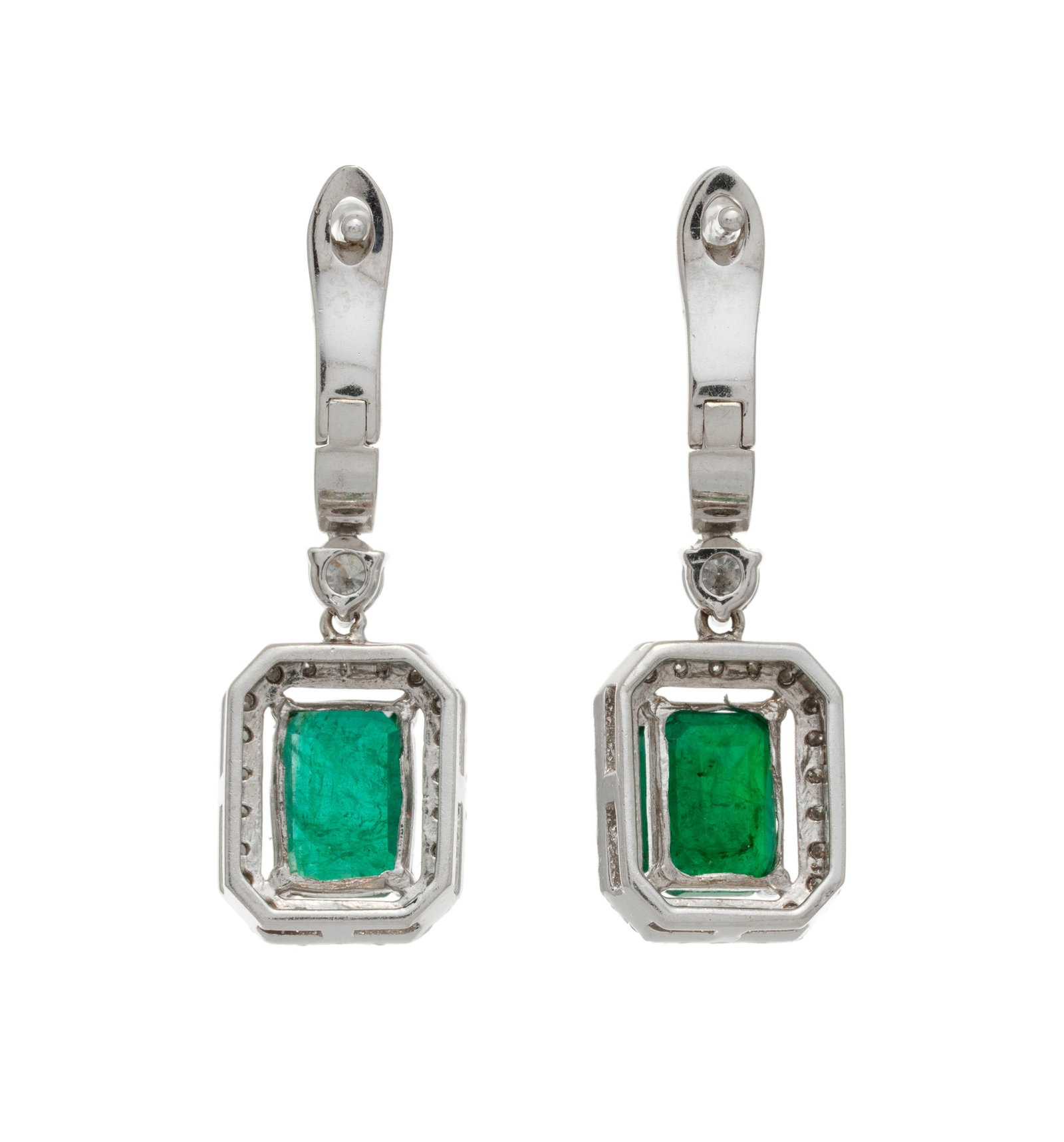 Paire de pendants d'oreilles or gris 585 sertis d'émeraudes octogonales entourées de diama - 3