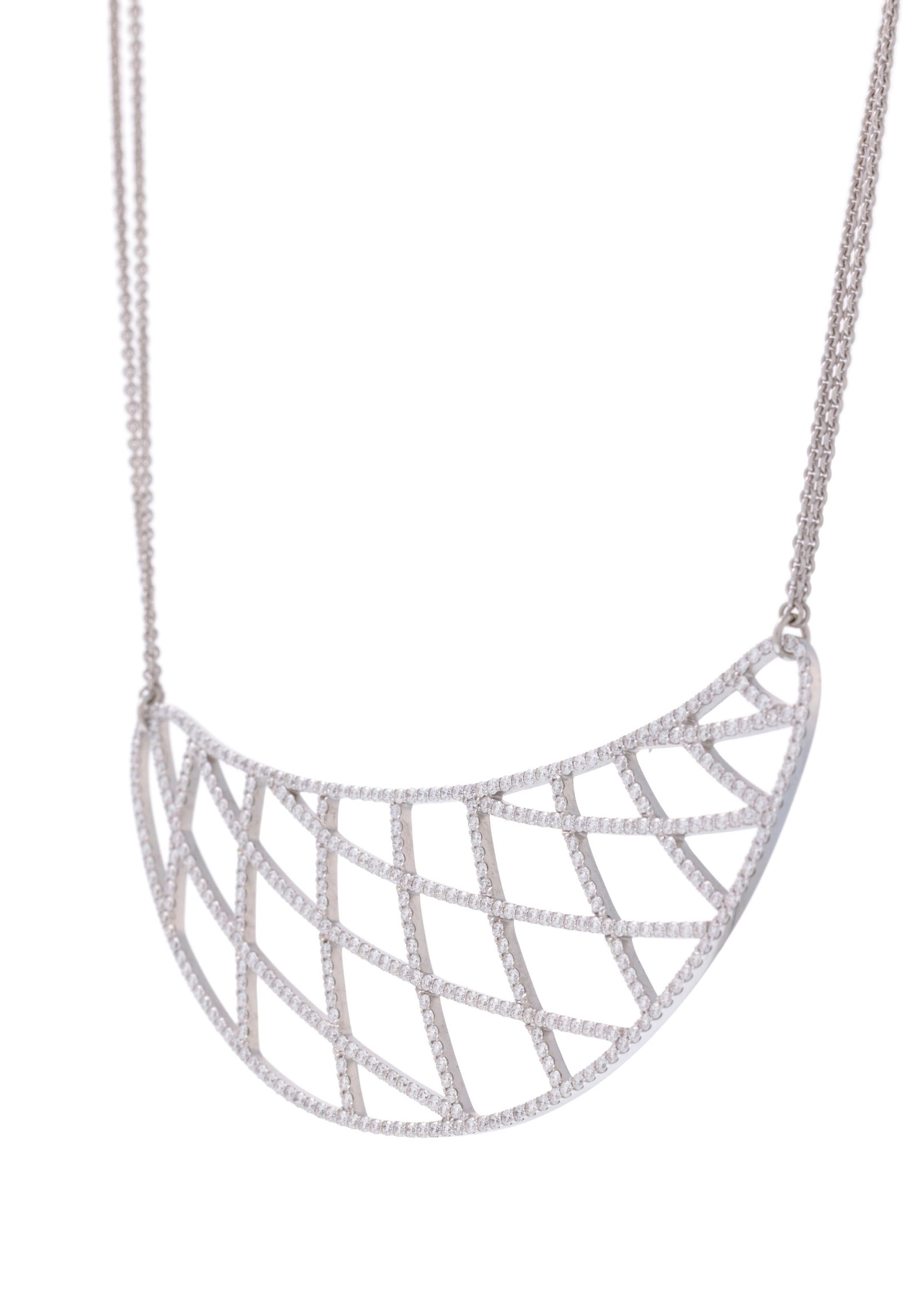 Collier à maille forçat retenant un centre demi-lune ajouré d'un décor quadrill& - 2