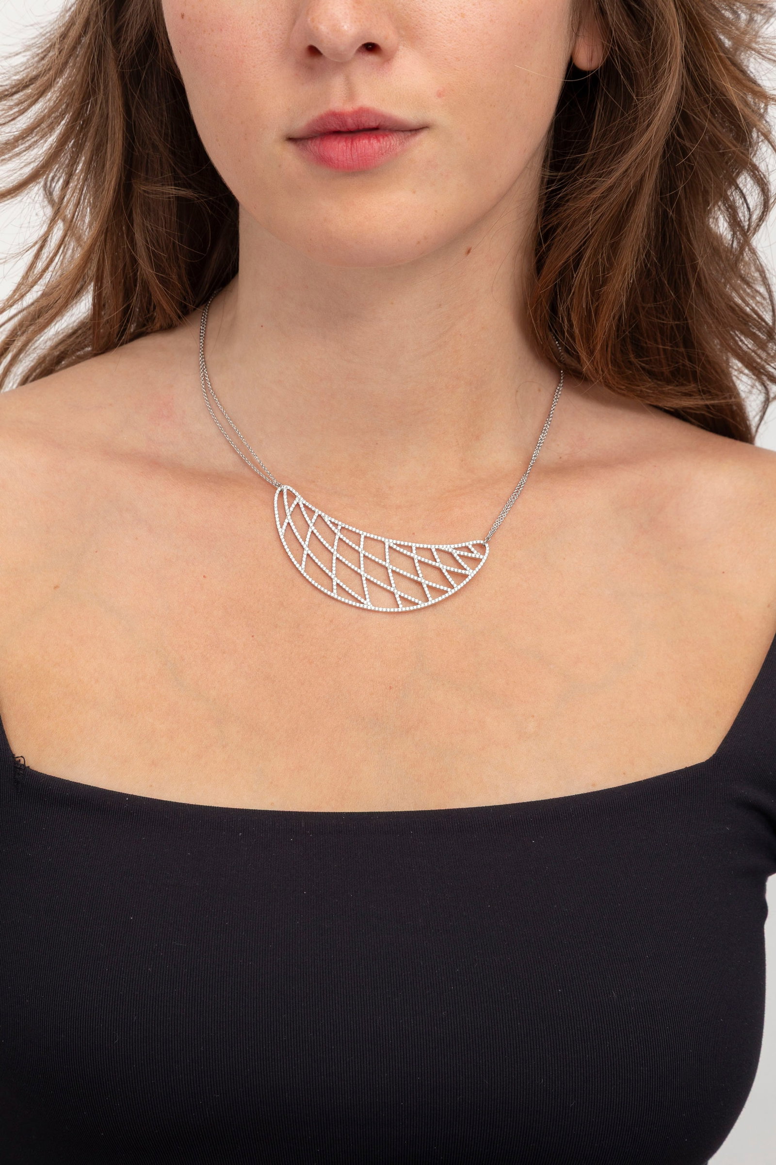 Collier à maille forçat retenant un centre demi-lune ajouré d'un décor quadrill& - 4