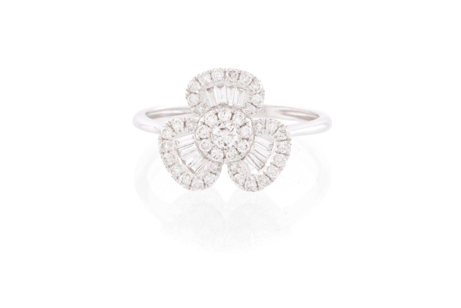 Bague trèfle "illusion" or gris 750 sertie de diamants taille brillant et baguette, doigt 53-13: Bague trèfle "illusion" or gris 750 sertie de diamants taille brillant et baguette, doigt 53-13 Condition Très bon état de conservation général.