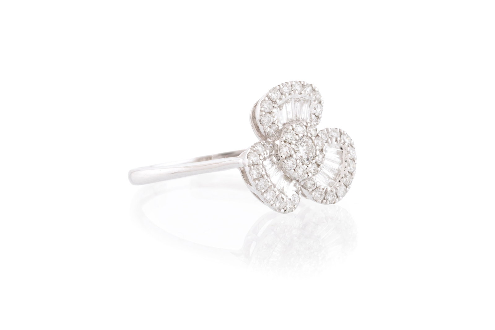 Bague trèfle "illusion" or gris 750 sertie de diamants taille brillant et baguette, doigt 53-13 - 2